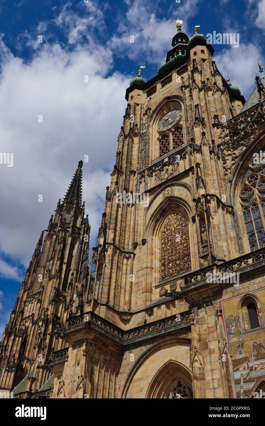 Prag, Tschechische Republik - 5. Juli 2020: Die Kathedrale der Heiligen Veits, Wenzels und Adalbert befindet sich im Prager Schlosskomplex. Stockfoto