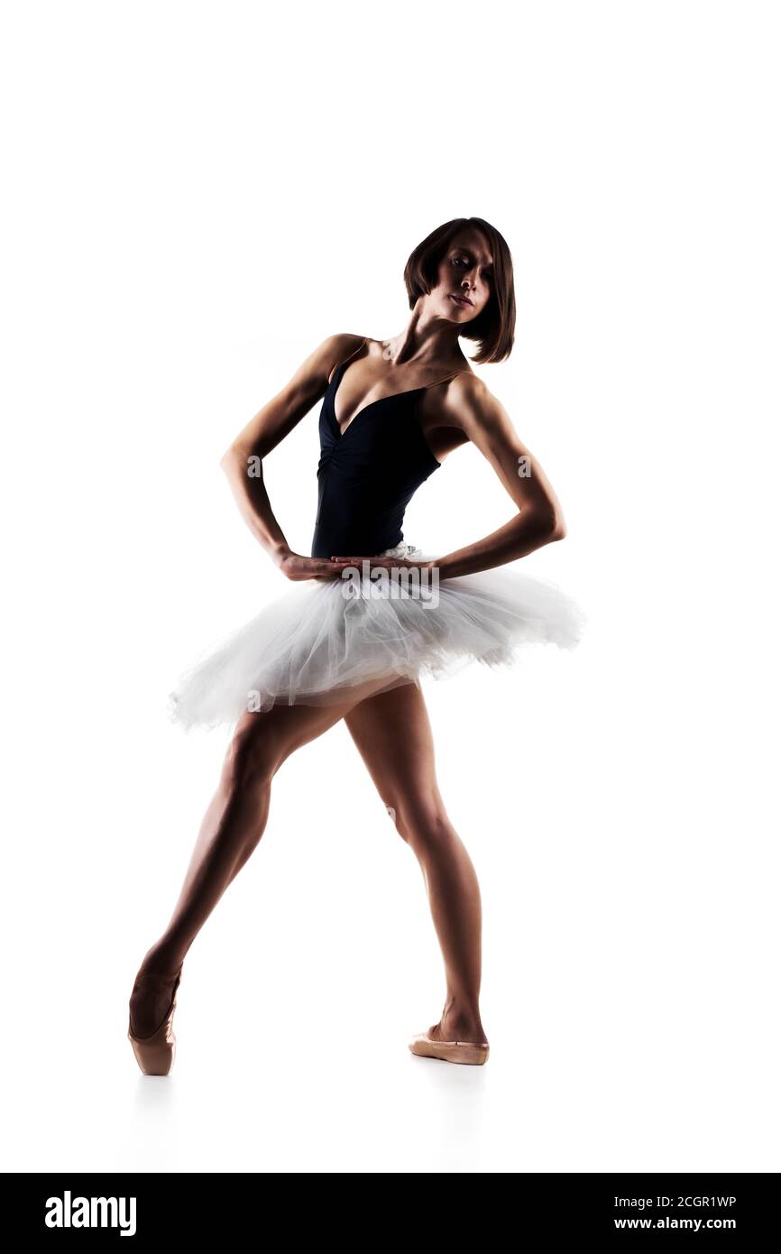 Weibliche Balletttänzerin trägt Tutu. Prima Ballerina posiert auf weißem Hintergrund Stockfoto