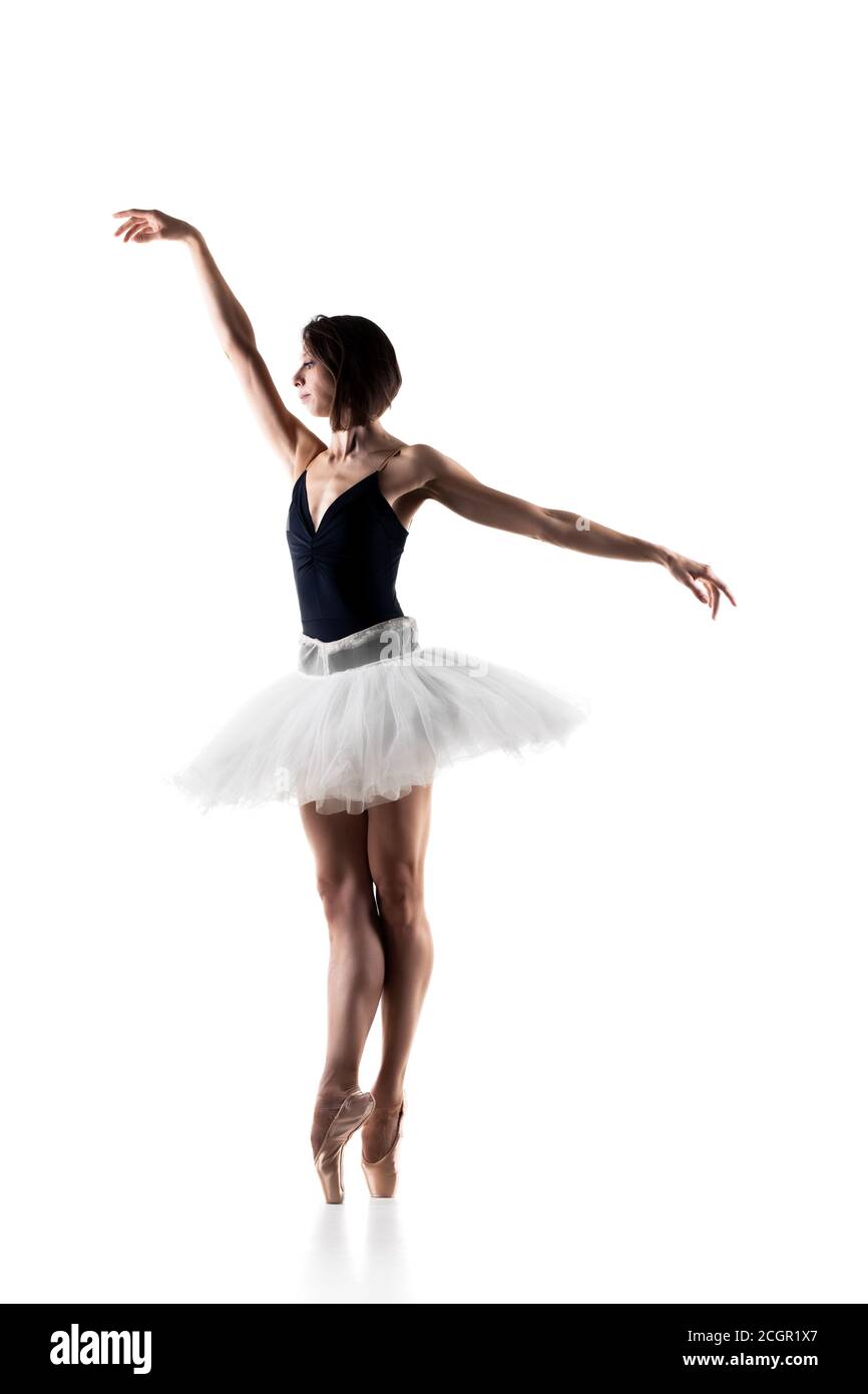 Weibliche Balletttänzerin trägt Tutu. Prima Ballerina posiert auf weißem Hintergrund Stockfoto