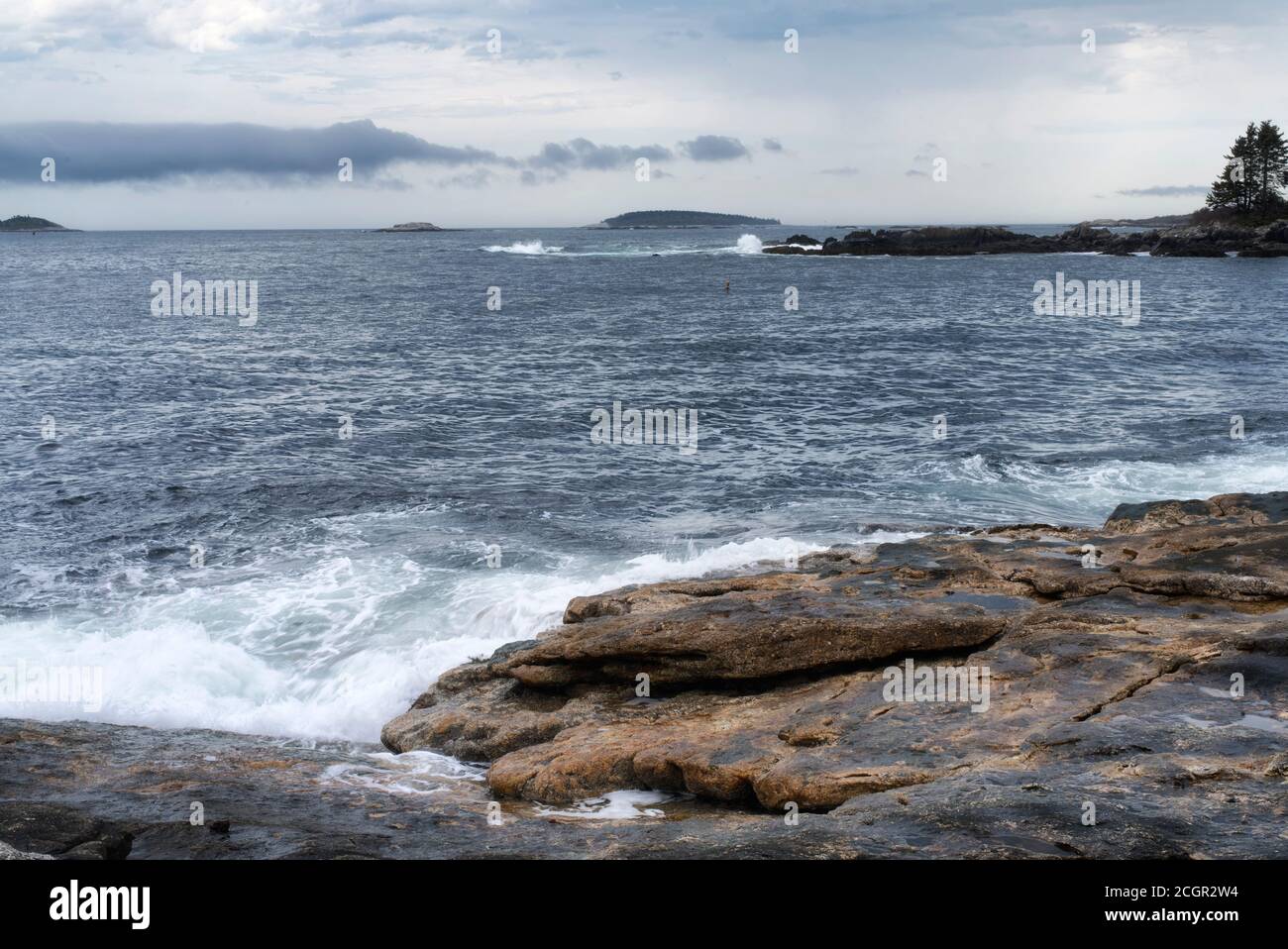 Die felsige Küste von Maine unter einem stürmischen dramatischen Himmel in Bristol Maine. Stockfoto