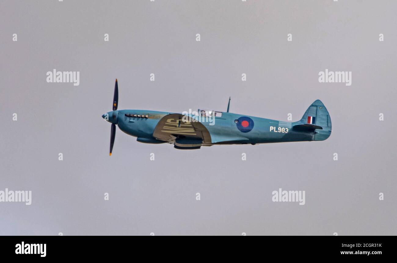 Helston, Cornwall, Großbritannien. September 2020. Supermarine Spitfire (G-PRXI) zeigt 'Thank U NHS' Lackierung auf der Unterseite, im Flug über dem Helston Community Hospital im Rahmen der NHS Spitfire Initiative. Kredit: Bob Sharples/Alamy Live Nachrichten Stockfoto