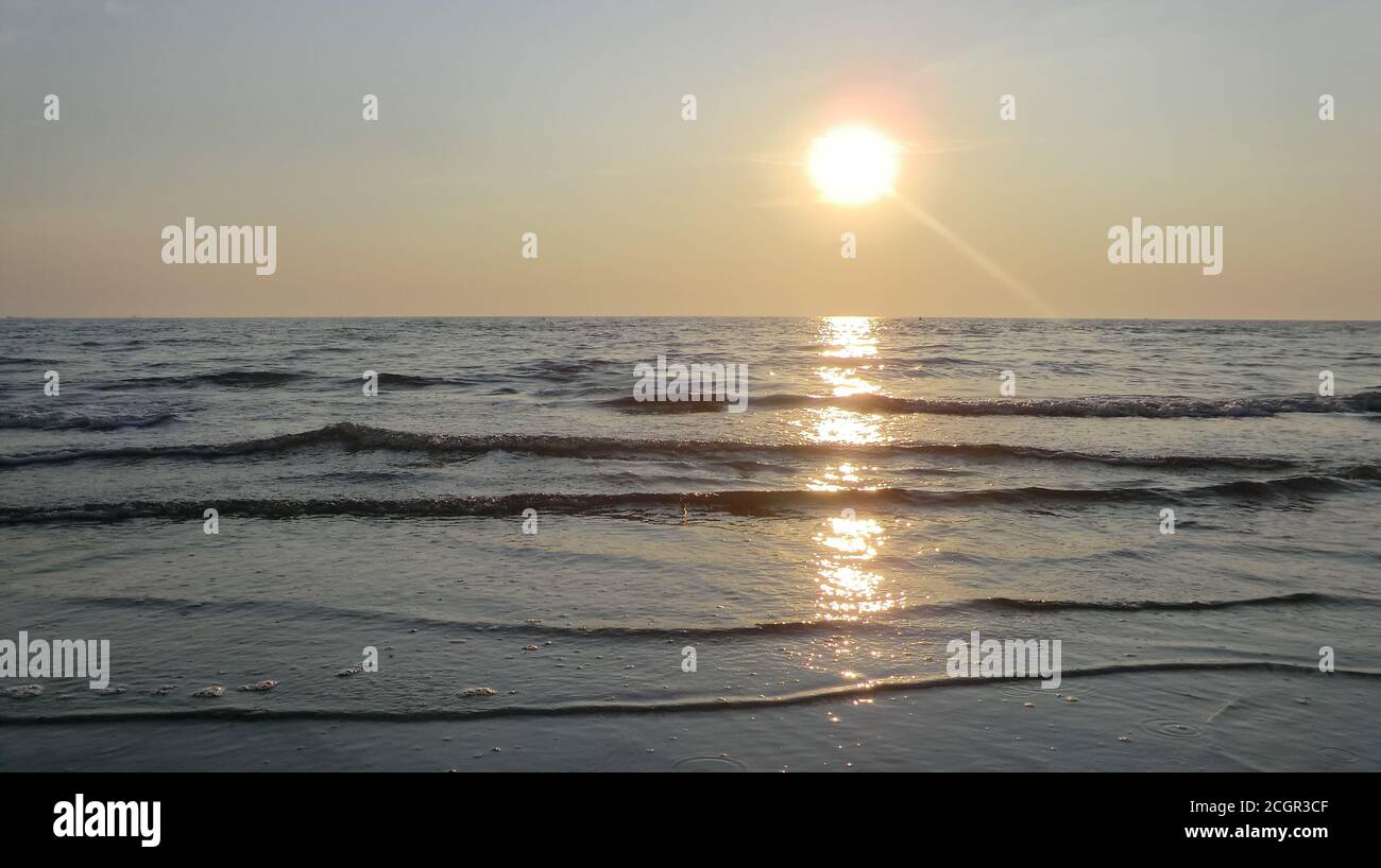 sonnenaufgang in Sottomarina/Venetien/Italien, Spiegelung der Sonne auf dem Meer - alba a Sottomarina/Veneto/Italia, riflesso del Sole sul Mare Stockfoto