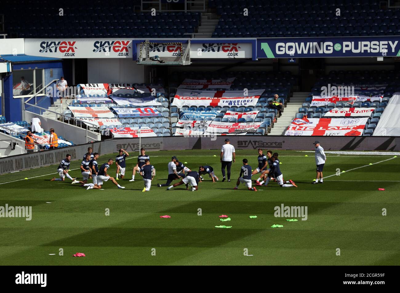 Die Spieler der Queens Park Rangers wärmen sich vor dem Sky Bet Championship-Spiel im Kiyan Prince Foundation Stadium in London auf. Stockfoto