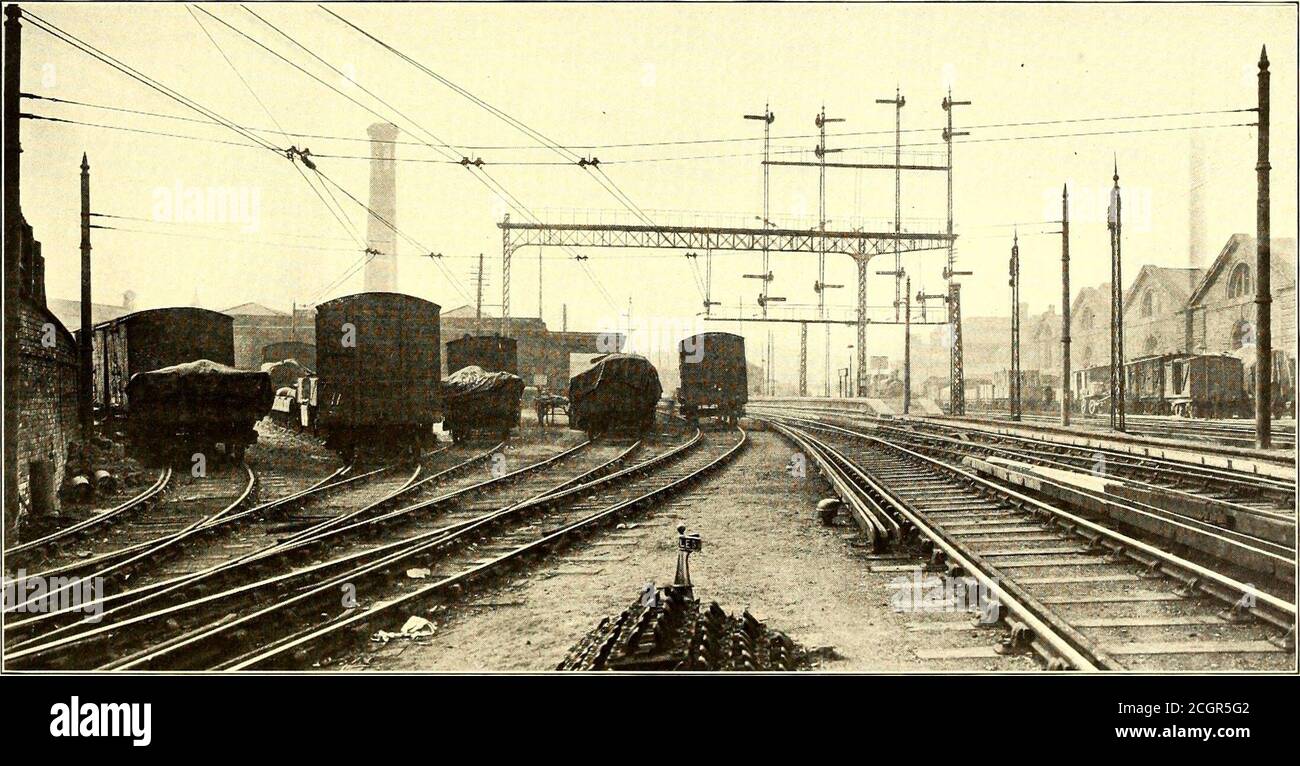 . Die Straßenbahn Zeitschrift . EINE DER ELEKTROLOKOMOTIVEN MIT BUGSAMMLER UND THIRD-RAIL-SCHUHEN, FÜR DIE NORDÖSTLICHE EISENBAHNGESELLSCHAFT, endet mit einem Vorrat von 15 Zoll x 4 Zoll x */>-in. Des Kanalabschnitts. An der Vorderseite dieser sind verschraubte Eichenholzschäfte ISH ms- x 8 Zoll. Der ganze Rahmen ist fest vernietet mit Stahlwinkeln und Zwickel, alle Löcher werden gebohrt und Kanten der Platten bearbeitet. Die Untergestell-Stütze besteht aus zwei Trägern, die jeweils 6 Zoll x 5 Zoll x ^2 Zoll an den abgesenderen Fahrecken angeordnet sind. Eine Schiebetür ist auf jeder Seite, aus Esche, glasiert an der Spitze und an Th getäfelt Stockfoto