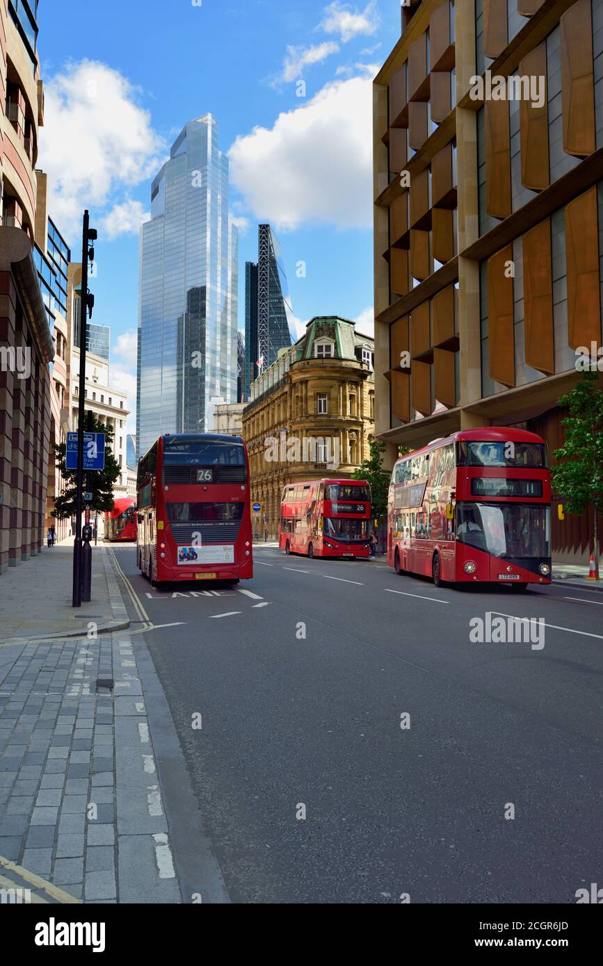 Rote Doppeldeckerbusse, Queen Victoria Street, City of London, Großbritannien Stockfoto