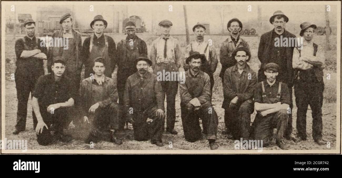 . Baltimore und Ohio Mitarbeiter Magazin . E. Reynold.s, Sachbearbeiter von Assi Suvt, Somerset Divisional Safety Committee O. L. Eaton Vorsitzender, Superintendent CM. Stoxe Trainmaster T. E. Miller Ma,ster Mechaniker G. N. Gage Road Foreman of Engines Dr. M. H. Koehler Medical Examiner C. M. Tipton Freight Agent C. F. Enoch Agent J. M. Schucht Agent H. D. Whip Relief Agent H. B. Pigman Division Operator C. R. Graft Yard Fireman T. J. Cowles Road Engineer J. E. Leckemby Dirigent J. W. Brown Brakeman J. T. Logan Maschinist Helfer F. H. Smith Autoinspektor C. E. Bryner Track Foreman H. E. Cochran Sekretär der Stockfoto