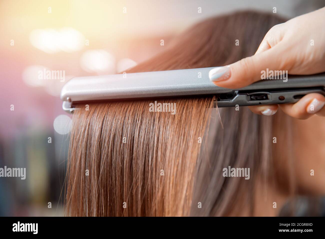 Keratin Erholung und Behandlung mit professionellen Eisen-Tool. Laminiert lange dunkel glänzend Haar Nahaufnahme Stockfoto