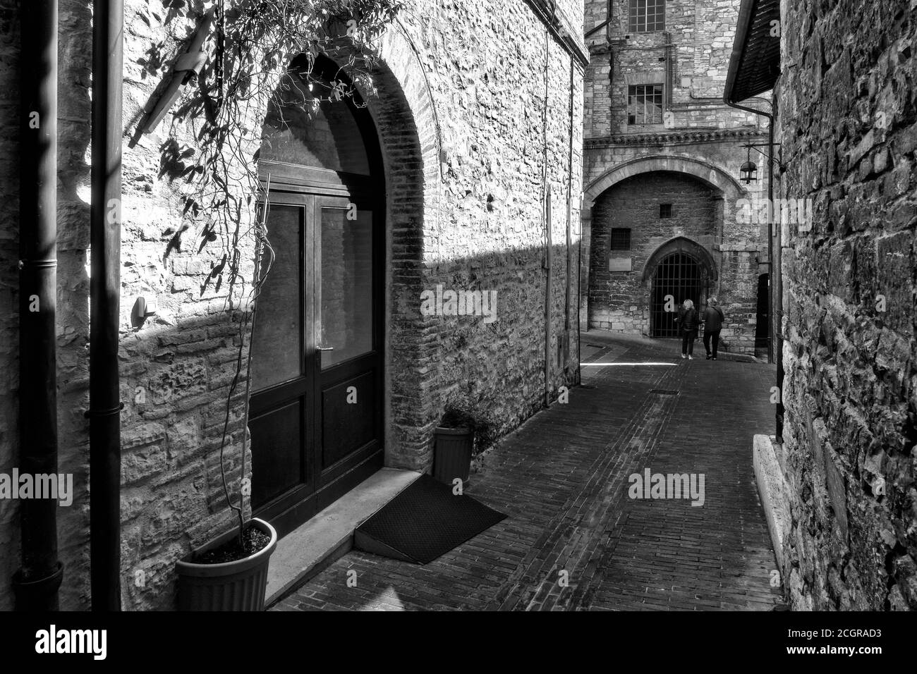 Assisi, vicolo di Sant'Antonioi, eine alte Straße in einer mittelalterlichen italienischen Stadt Stockfoto