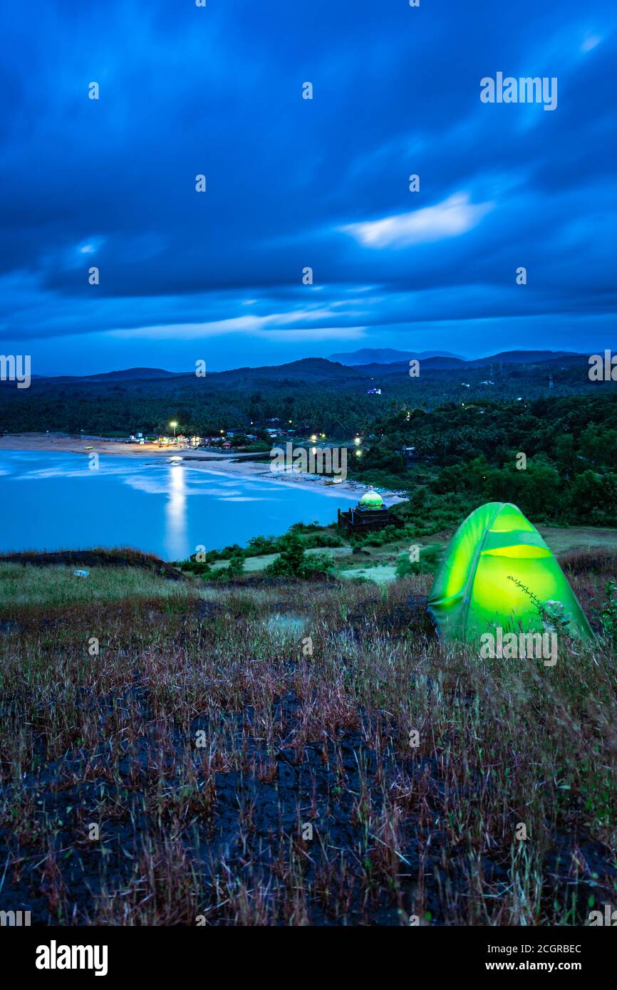 Camping solo auf der Bergspitze mit herrlichem Blick und dramatischen Himmel am Abend Bild wird auf gokarna karnataka indien aufgenommen. Stockfoto