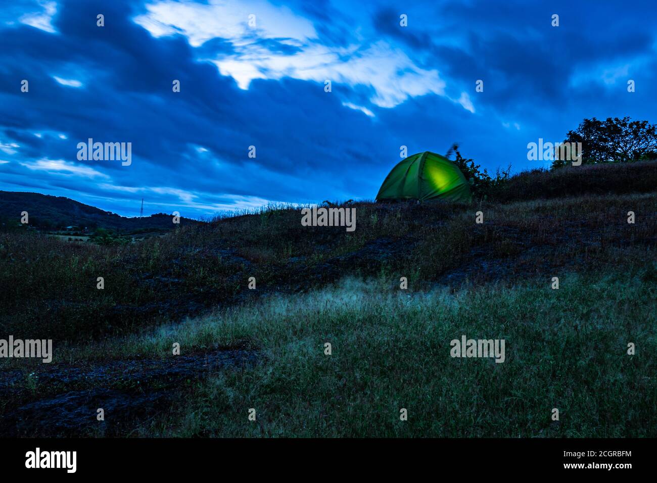 Camping solo auf der Bergspitze mit herrlichem Blick und dramatischen Himmel am Abend Bild wird auf gokarna karnataka indien aufgenommen. Stockfoto