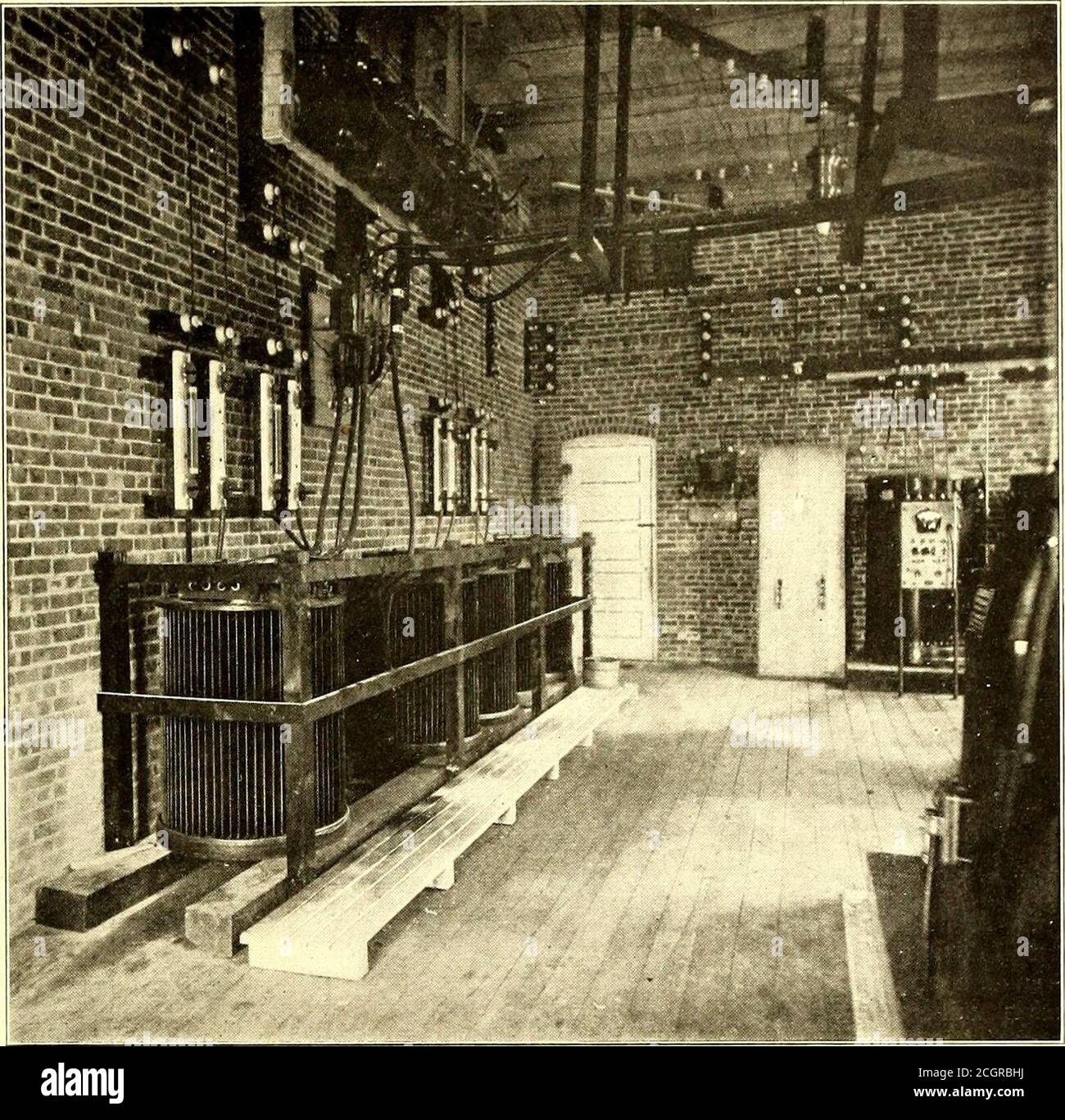 . Die Straße Eisenbahnzeitschrift . die Rate von 120 Ampere. Der Booster, der die Ladung und Entladung der Fledermaus regelt, ist ein von der WesternElectric Company gebauter Motorgenerator und befindet sich in der Nähe des Umrichters, wie in einer der Ansichten gezeigt.die Leistung des Boosters beträgt 300 Ampere, bei 60 Volt. Die Schalttafeln sind aus blauem Vermontmarmor und verfügen über die üblichen Geräte dieser Art, von denen die meisten von der Westinghouse Electric & Manu-Manufacturing Company hergestellt wurden. Der beratende Ingenieur für die RoslynElectric Light Company ist C. O. Mailloux. Aus New York. Herr Mailloux hat Stockfoto