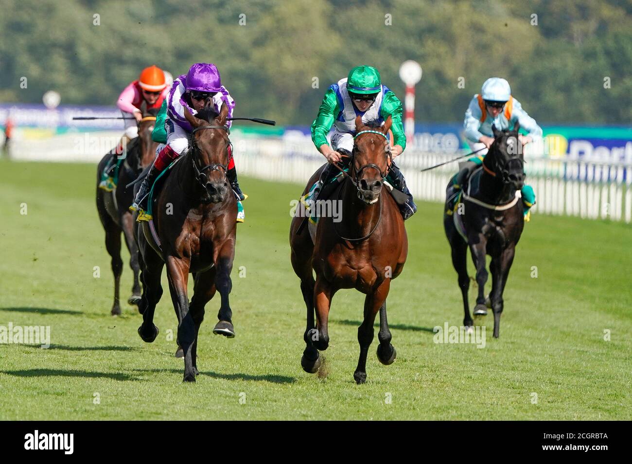 Wichita wird von Jockey Frankie Dettori (links) geritten und gewinnt das bet365 Park Stakes von Tom Marquand und One Master (Green Cap) Rennen am vierten Tag des William Hill St Leger Festivals auf der Doncaster Racecourse. Stockfoto