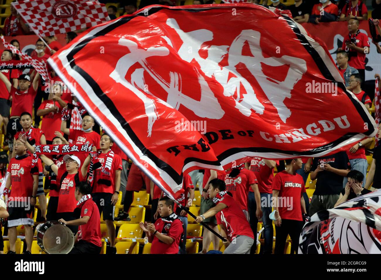 (200912) -- CHENGDU, 12. September 2020 (Xinhua) -- Fans des Chengdu Better City FC feiern den Sieg nach dem 1. Runde Spiel zwischen Chengdu Better City FC und Beijing Renhe FC bei der Saison 2020 Chinese Football Association China League Chengdu Division in Chengdu, Südwest Chinas Provinz Sichuan, 12. September 2020. (Xinhua/Shen Bohan) Stockfoto