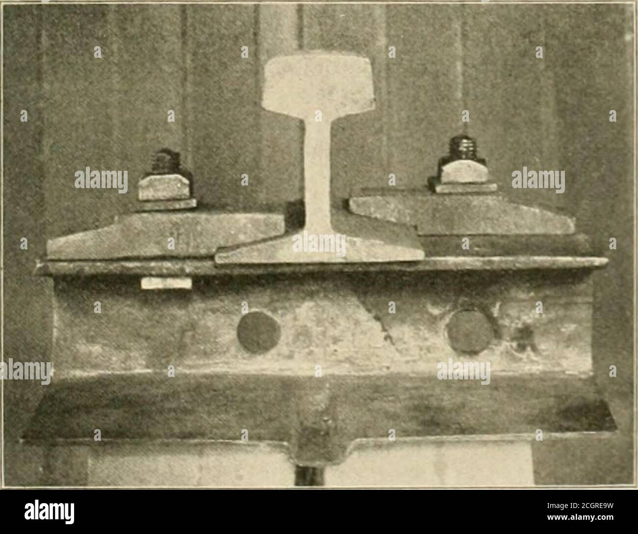 . Die Straßenbahn Überprüfung . I-Beam-Form. 0,1 Zoll tief, mit einer oberen Mange 5 Zoll breit und abottom Flansch 8 Zoll breit. Abb. i zeigt den Querschnitt einer abgenutzten so-tb. Schiene im Vergleich zum Querschnitt einer Stahltie ist es vorgeschlagen*! Um von ihm zu Rollen. Die Aussage wird gemacht, dass auf einer kurzen Strecke in der Nähe von Sandusky, O., mit den neuen Krawatten gebaut, die Ergebnisse wurden so. t ; J r A>TtMX(.S FÜR STAHL-TIES. Zufriedenstellend, um weitere Tests in einem umfangreichen Maßstab zu rechtfertigen.roadbed so konstruiert wird berichtet, dass die Oberfläche, Linie und Gage der Strecke vollständig sowie oder besser als halten Stockfoto