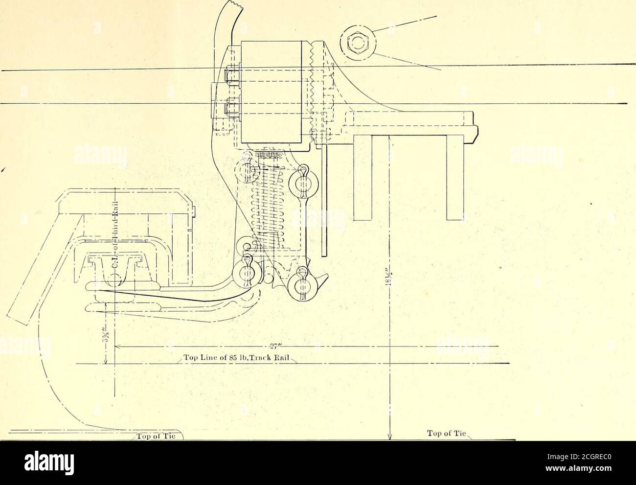 . Die Straßenbahn Zeitschrift . DETAIL DER POLBESCHLÄGE UND EINSTELLUNG um eine einfache Verlängerung zu ermöglichen, ist die Station sehr einfach konstruiert, die Füße sind aus Beton, die Wände aus kor-gewölbtem Stahlblech, die an Stahlsäulen befestigt sind, und das Dach, das auf einem Winkel-Eisen-Rahmen ruht, aus Beton mit einem Slagfinish. Der Galerieboden, wie der untere, ist aus Beton, wird aber auf Kanalbalken getragen. Die Position der Station neben den Gleisstracks des Unternehmens vereinfachte das Problem des Kohleumschlags erheblich. Der gesamte Treibstoff wird in Standardwagen gebracht, die neben einem betonunterstützten Böll angefahren werden Stockfoto