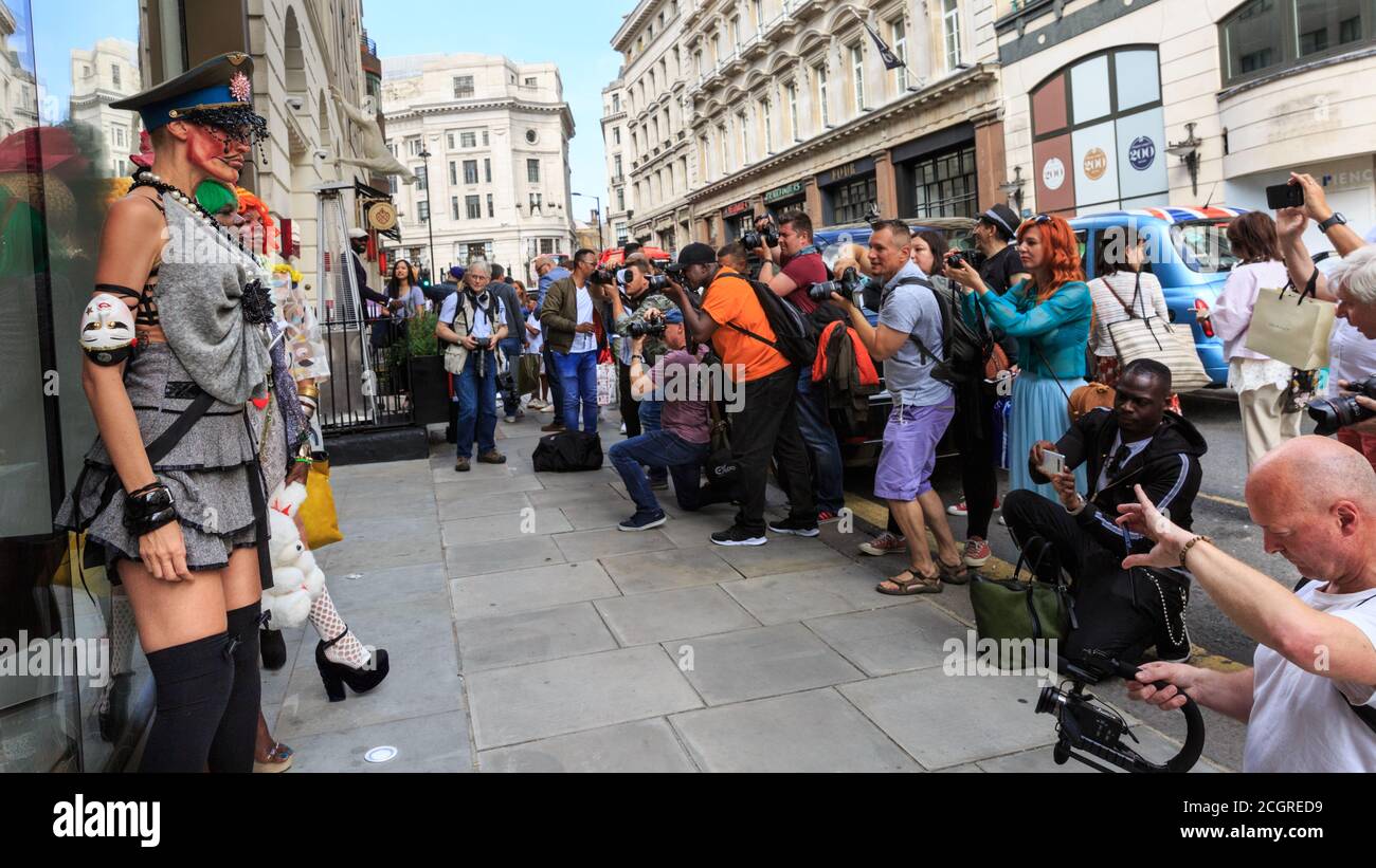 Mayfair, London, Großbritannien, 22. Juni 2019. Models posieren für Fotografen in einer extravaganten Flashmob-Modenschau für Designer Pierre Garroudi Stockfoto