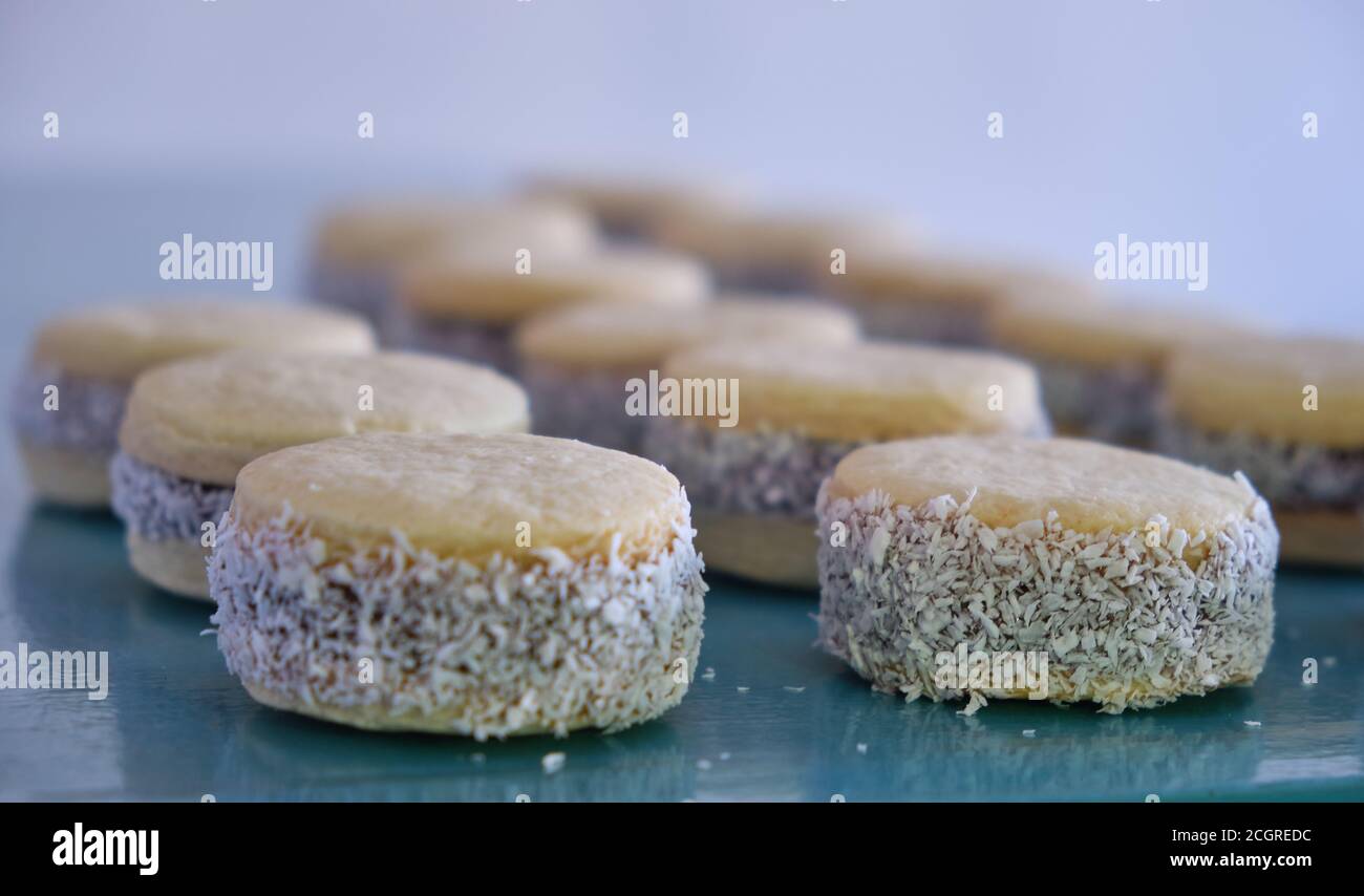 Argentinische Tradition: Nahaufnahme von köstlichen Maisstärke-Alfajores auf dem Tisch vor dem heißen Aufguss von Yerba Mate Stockfoto