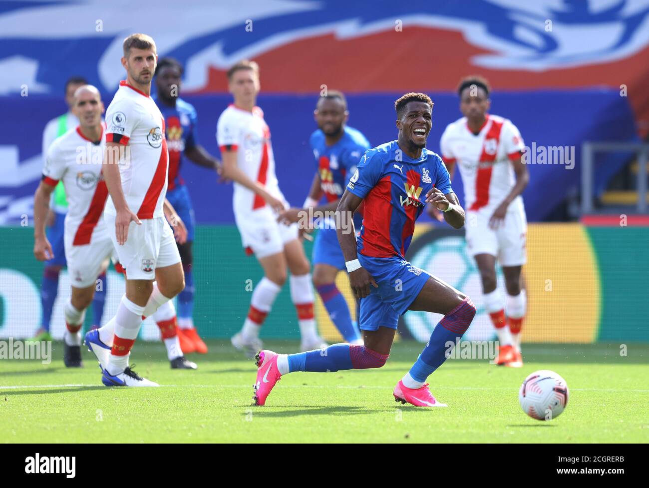 Wilfried Zaha von Crystal Palace reagiert, nachdem er den Ball während des Premier League-Spiels im Selhurst Park, London, nicht kontrolliert hat. Stockfoto