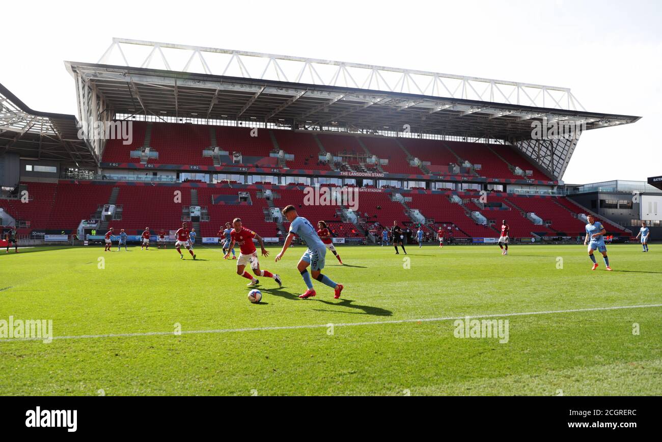 Ryan Giles von Coventry City und Jack Hunt von Bristol City (links) kämpfen während des Sky Bet Championship-Spiels am Ashton Gate in Bristol um den Ball. Stockfoto