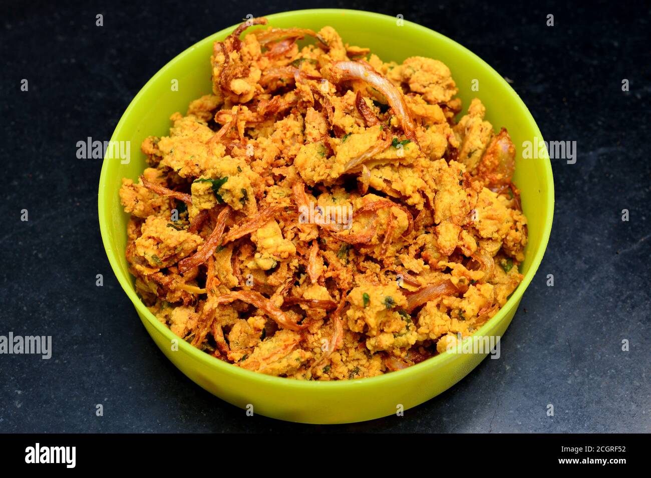 Onion Pakoda ist ein berühmtes Street Food aus Indien. Es handelt sich um knusprige Zwiebeln, die in Kichererbsenmehl und Gewürzen gemischt sind. Stockfoto