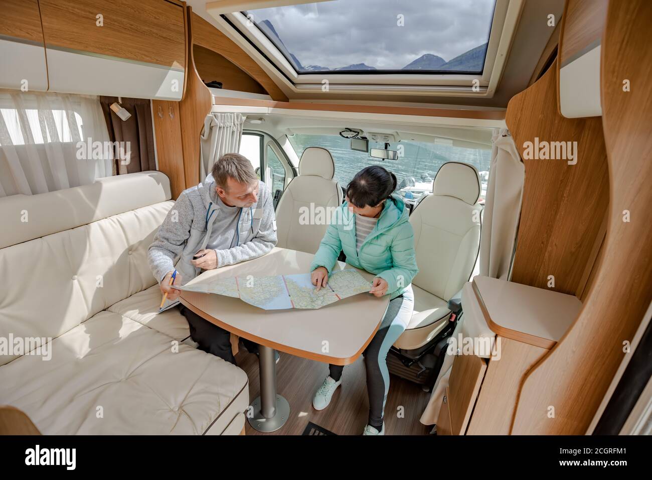 Paare in RV Camper auf der lokalen Karte für die Reise. Familie Urlaub Reisen, Urlaub im Reisemobil, Caravan Auto Urlaub. Stockfoto