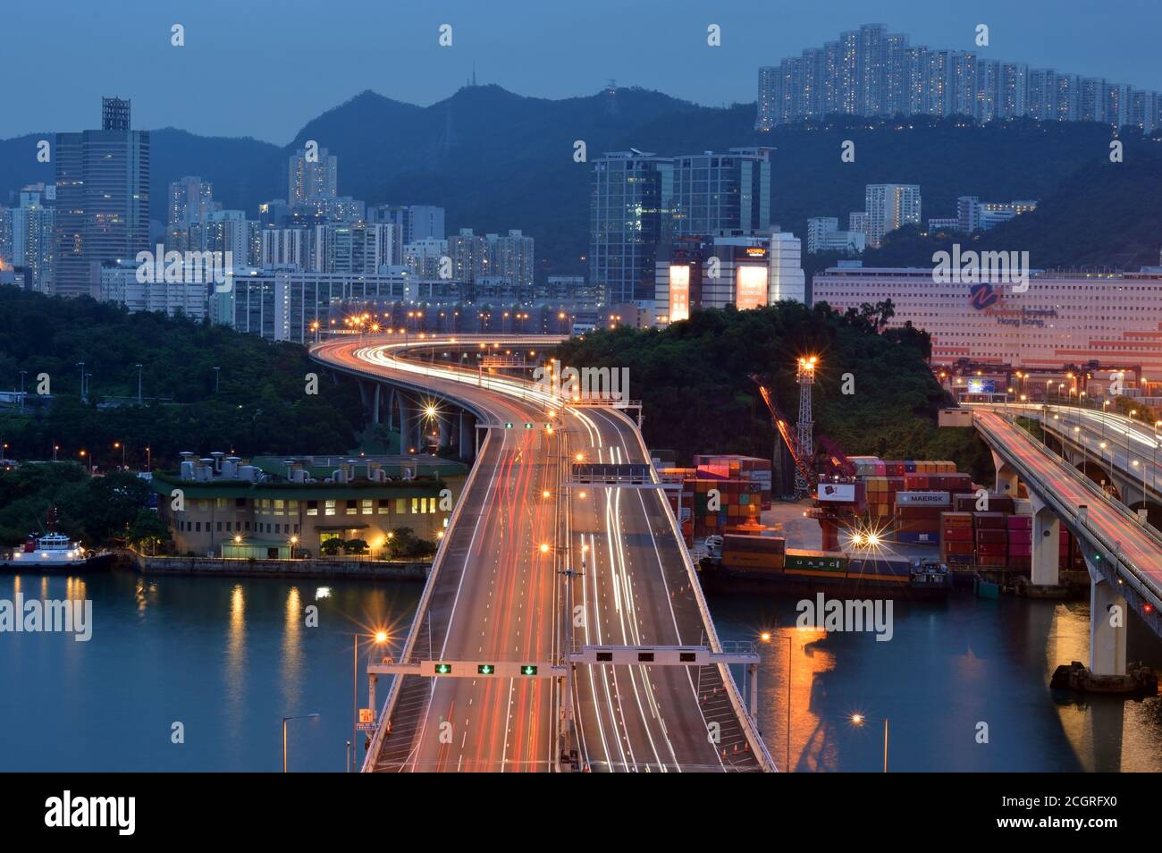 Rambler Channel Bridge in der Abenddämmerung, New Territories, Hong Kong Stockfoto