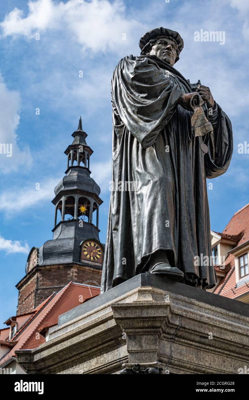 Satzung von Martin Luther auf dem Marktplatz der Lutherstadt Eisleben in Sachsen-Anhalt, Deutschland. Martin Luther wurde 1483 in Eisleben geboren und starb hier Stockfoto