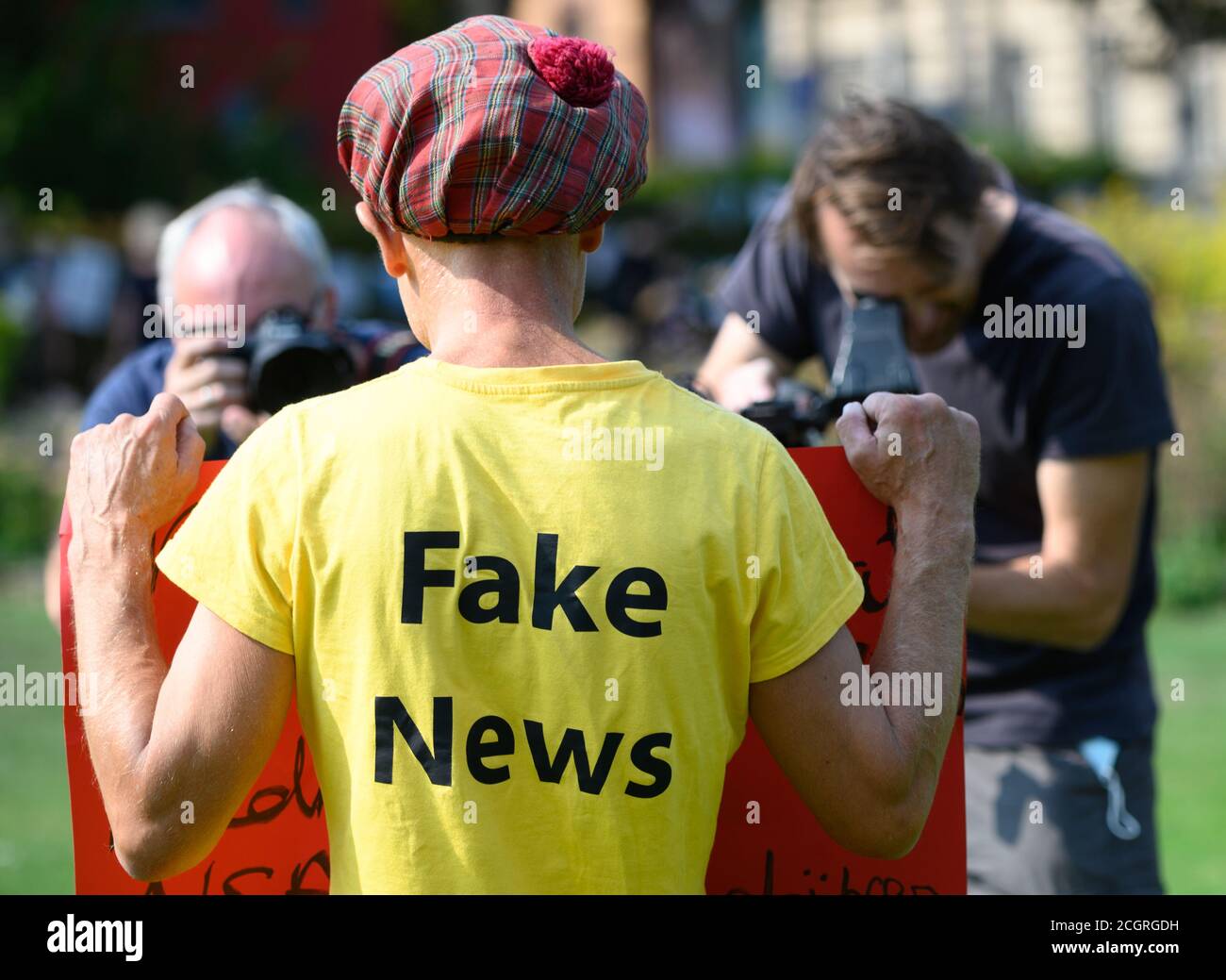 Wiesbaden, Deutschland. September 2020. Ein Mann mit einem "Fake News T-Shirt" steht vor zwei Pressemitgliedern bei einer Kundgebung gegen die staatlichen Corona-Regeln. Die Initiative "Lateral Thinking" demonstriert gegen die bundesweiten Corona-Maßnahmen mit einer Kundgebung in den Reisinger-Einrichtungen. Nach Angaben der Polizei nehmen 250-270 Personen daran Teil. Quelle: Andreas Arnold/dpa/Alamy Live News Stockfoto