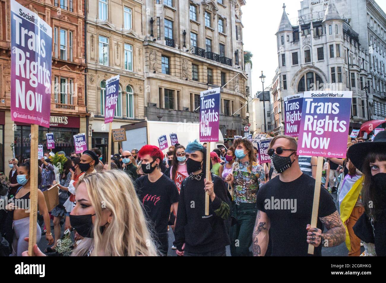 12. September, London, Großbritannien. Trans People marschieren durch London für eine progressive Reform des Gender Recognition Act (das Gesetz, das regelt, wie Erwachsene Trans-Männer und Frauen rechtliche Anerkennung ihres Geschlechts erlangen) und gegen transphobische Rhetorik. Sie setzen sich dafür ein, dass ihre Rechte im Gleichstellungsgesetz garantiert werden, und stehen gegen politische Eingriffe in die Gesundheitsversorgung junger Transmenschen. Die Organisatoren sind besorgt über den jüngsten Anstieg der Gewalt gegenüber der Trans+-Gemeinschaft. Dies ist erst der zweite märz, den die Gruppe in London abgehalten hat. Bridget Catterall/Alamy Live News Stockfoto