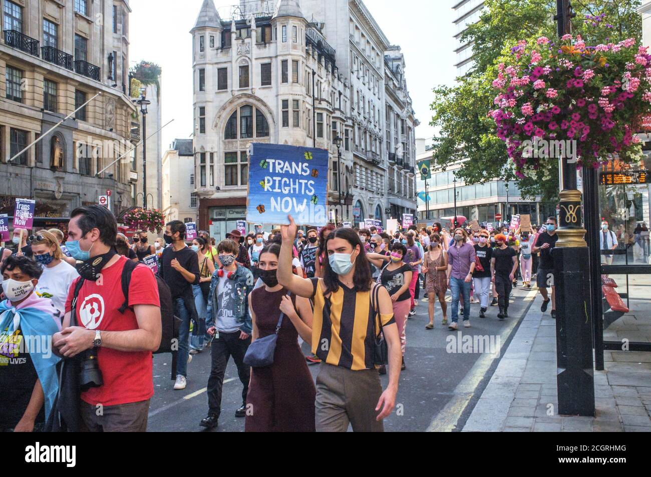 12. September, London, Großbritannien. Trans People marschieren durch London für eine progressive Reform des Gender Recognition Act (das Gesetz, das regelt, wie Erwachsene Trans-Männer und Frauen rechtliche Anerkennung ihres Geschlechts erlangen) und gegen transphobische Rhetorik. Sie setzen sich dafür ein, dass ihre Rechte im Gleichstellungsgesetz garantiert werden, und stehen gegen politische Eingriffe in die Gesundheitsversorgung junger Transmenschen. Die Organisatoren sind besorgt über den jüngsten Anstieg der Gewalt gegenüber der Trans+-Gemeinschaft. Dies ist erst der zweite märz, den die Gruppe in London abgehalten hat. Bridget Catterall/Alamy Live News Stockfoto