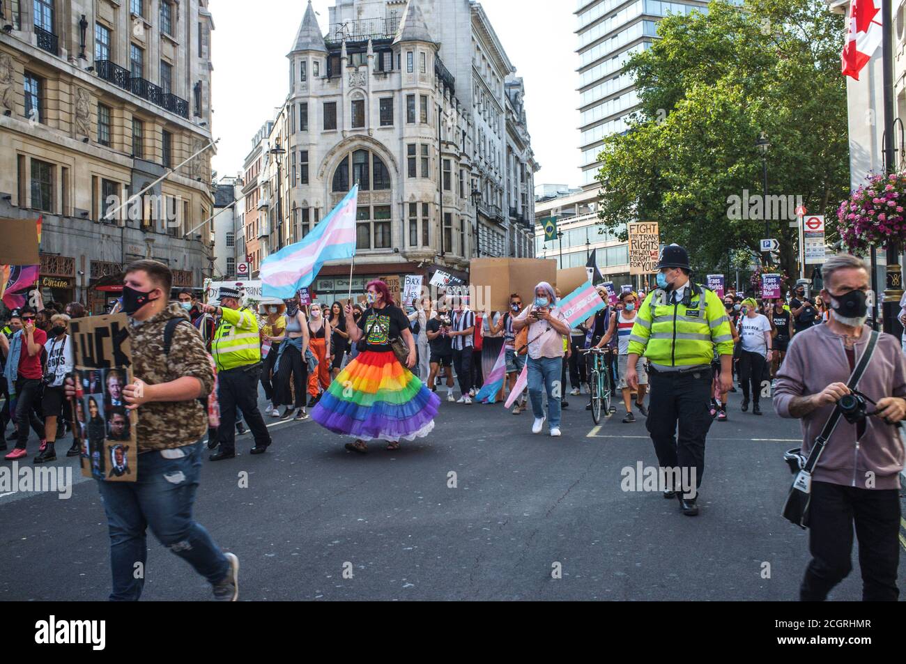 12. September, London, Großbritannien. Trans People marschieren durch London für eine progressive Reform des Gender Recognition Act (das Gesetz, das regelt, wie Erwachsene Trans-Männer und Frauen rechtliche Anerkennung ihres Geschlechts erlangen) und gegen transphobische Rhetorik. Sie setzen sich dafür ein, dass ihre Rechte im Gleichstellungsgesetz garantiert werden, und stehen gegen politische Eingriffe in die Gesundheitsversorgung junger Transmenschen. Die Organisatoren sind besorgt über den jüngsten Anstieg der Gewalt gegenüber der Trans+-Gemeinschaft. Dies ist erst der zweite märz, den die Gruppe in London abgehalten hat. Bridget Catterall/Alamy Live News Stockfoto