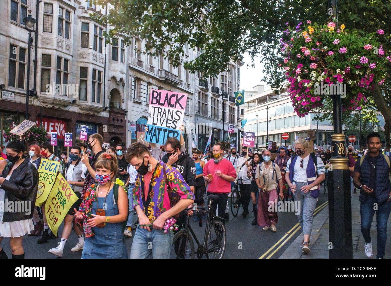 12. September, London, Großbritannien. Trans People marschieren durch London für eine progressive Reform des Gender Recognition Act (das Gesetz, das regelt, wie Erwachsene Trans-Männer und Frauen rechtliche Anerkennung ihres Geschlechts erlangen) und gegen transphobische Rhetorik. Sie setzen sich dafür ein, dass ihre Rechte im Gleichstellungsgesetz garantiert werden, und stehen gegen politische Eingriffe in die Gesundheitsversorgung junger Transmenschen. Die Organisatoren sind besorgt über den jüngsten Anstieg der Gewalt gegenüber der Trans+-Gemeinschaft. Dies ist erst der zweite märz, den die Gruppe in London abgehalten hat. Bridget Catterall/Alamy Live News Stockfoto