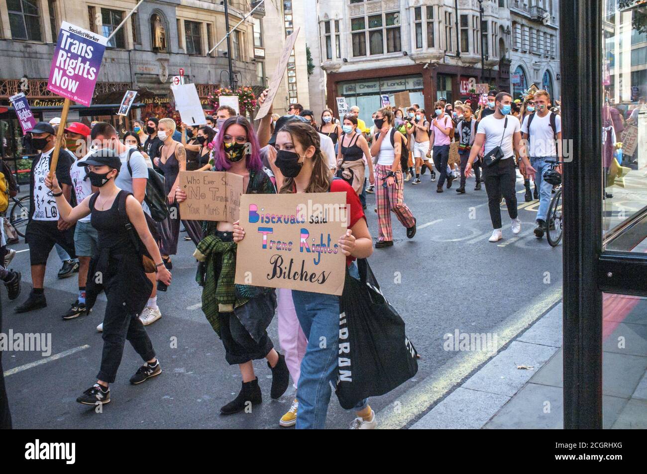 12. September, London, Großbritannien. Trans People marschieren durch London für eine progressive Reform des Gender Recognition Act (das Gesetz, das regelt, wie Erwachsene Trans-Männer und Frauen rechtliche Anerkennung ihres Geschlechts erlangen) und gegen transphobische Rhetorik. Sie setzen sich dafür ein, dass ihre Rechte im Gleichstellungsgesetz garantiert werden, und stehen gegen politische Eingriffe in die Gesundheitsversorgung junger Transmenschen. Die Organisatoren sind besorgt über den jüngsten Anstieg der Gewalt gegenüber der Trans+-Gemeinschaft. Dies ist erst der zweite märz, den die Gruppe in London abgehalten hat. Bridget Catterall/Alamy Live News Stockfoto