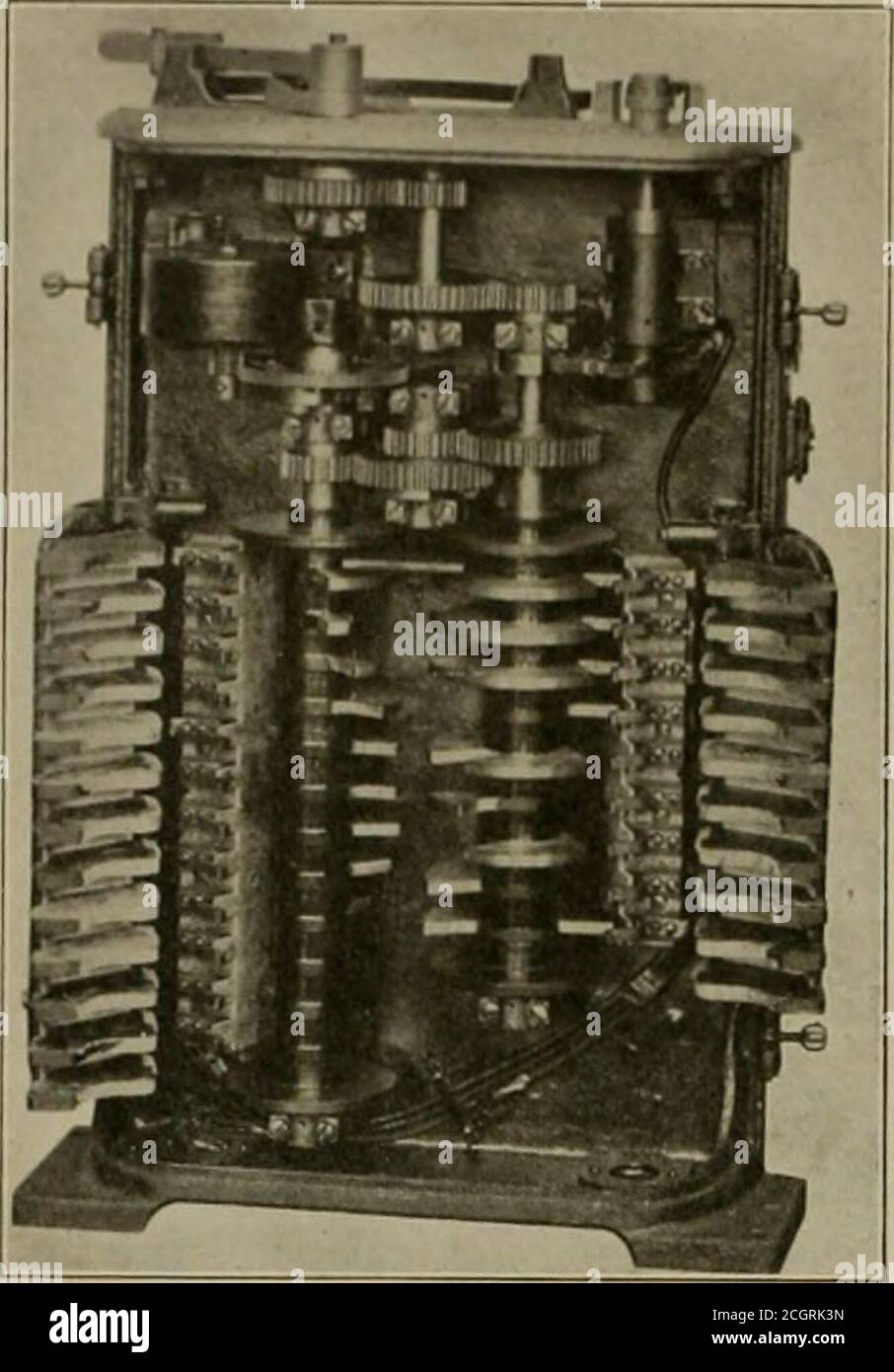 . Die Straßenbahnüberprüfung . E &gt;Nu-Stücke zwischen den Armaturen, die von schweren Stahl tran-soms mit dem Seitenrahmen verschraubt und als Teil des Magnetkreises sowie Querschrauben für den LKW getragen werden. Die Feldspulen sind nach mclal Spulen gewickelt, die nach den Polstücken gekocht werden.die korrekte Verteilung und Verteilung des Gewichts des Bewegungsapparates unter den Achsen wurde durch Aussetzung der HAUPTBAHNÜBERPRÜFUNG 910 erreicht. [Vol. XIV Nr. ii. Rahmen und siipcrstriicture aus einem System von halb elliptischen Federn unddequalised Hebel von geschmiedeten Schlitten. Das ganze so angeordnet wie Stockfoto
