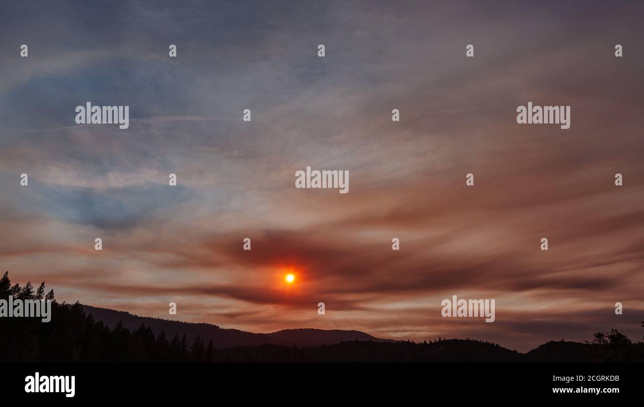 Schönes Licht in dieser Sonnenuntergangslandschaft. Oregon, Ashland, Cascade Siskiyou National Monument, Fall Stockfoto