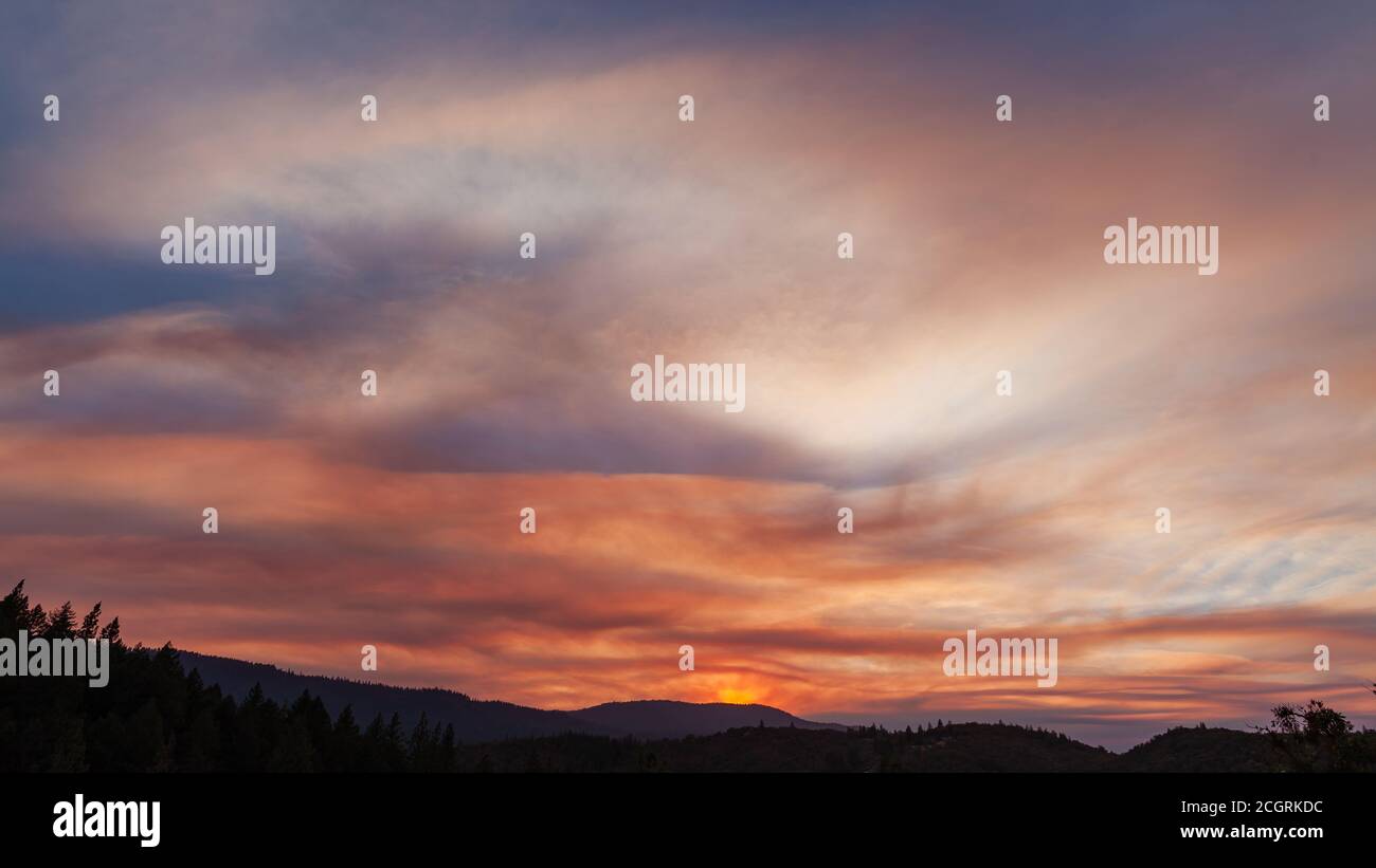 Schönes Licht in dieser Sonnenuntergangslandschaft. Oregon, Ashland, Cascade Siskiyou National Monument, Fall Stockfoto