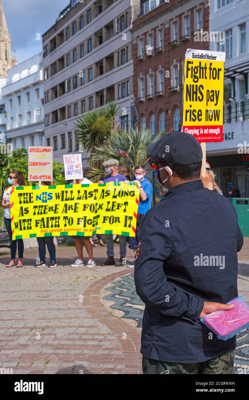 Bournemouth, Dorset, Großbritannien. September 2020. Dorset NHS-Arbeiter sagen „Nein“ zur Ungleichheit im öffentlichen Sektor, nachdem die Regierung ihre Ankündigung gemacht hatte, Lohnerhöhungen für andere öffentliche Sektoren zu geben, aber NHS-Krankenschwestern und Assistenzärzte ausgeschlossen. Viele NHS-Mitarbeiter fühlen sich unterbewertet und demoralisiert, überfordert und erschöpft, was ihre eigene Gesundheit und Sicherheit während der Covid-19-Pandemie gefährdet. Quelle: Carolyn Jenkins/Alamy Live News Stockfoto