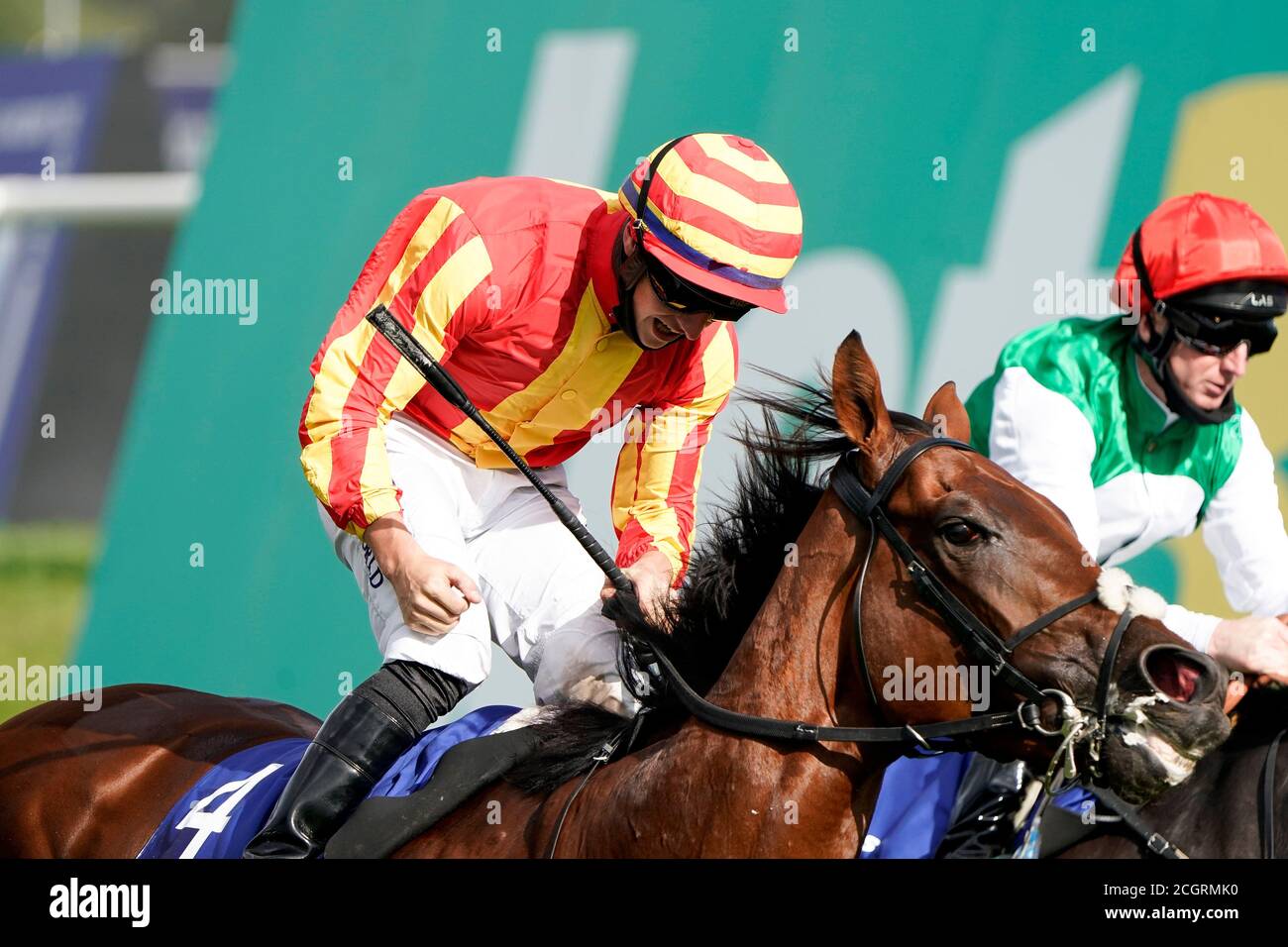 Galileo Chrome von Jockey Tom Marquand geritten feiert den Gewinn der Pertemps St Leger Stakes Rennen während des vierten Tages des William Hill St Leger Festival auf Doncaster Racecourse. Stockfoto