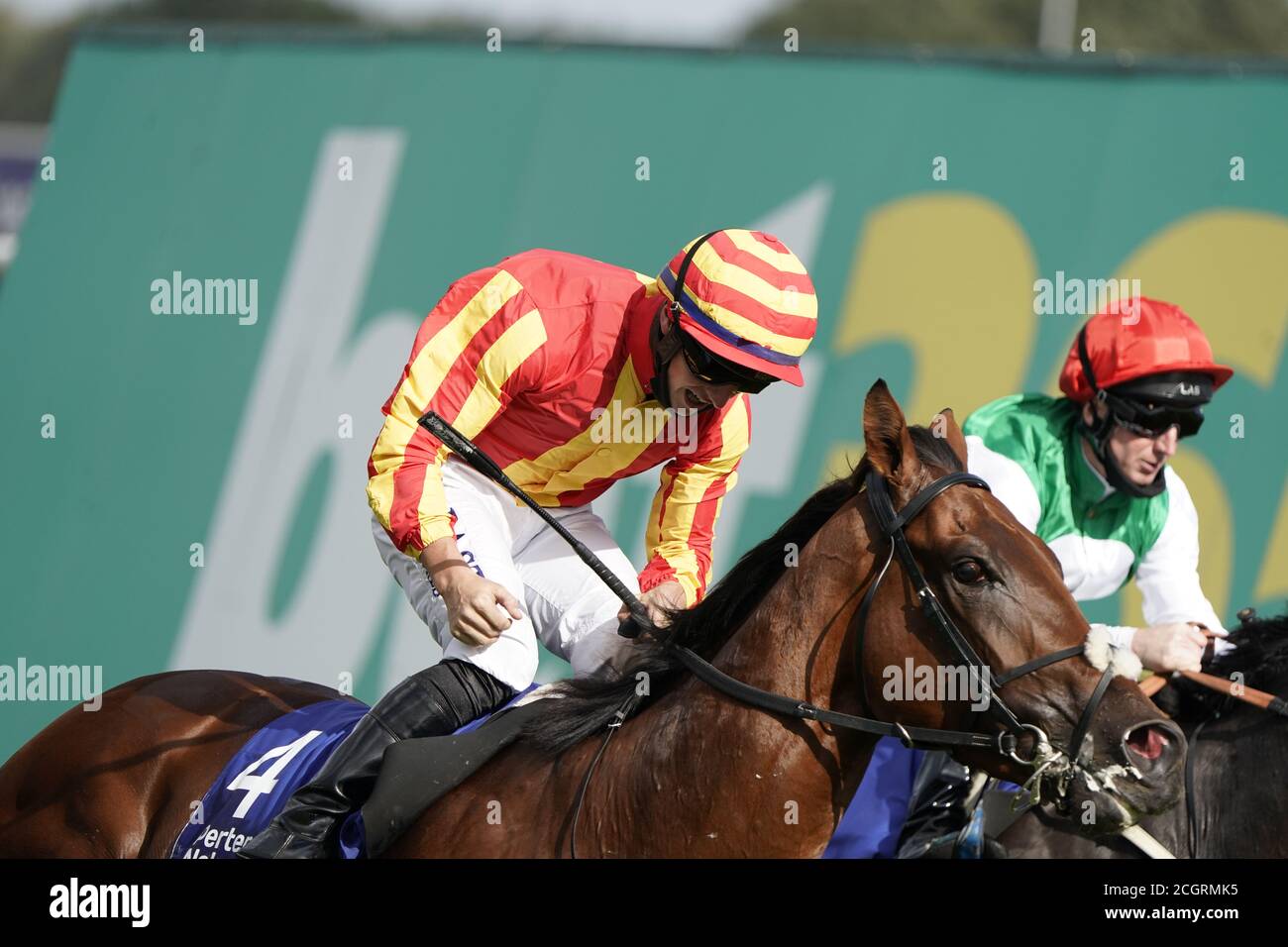 Galileo Chrome von Jockey Tom Marquand geritten feiert den Gewinn der Pertemps St Leger Stakes Rennen während des vierten Tages des William Hill St Leger Festival auf Doncaster Racecourse. Stockfoto
