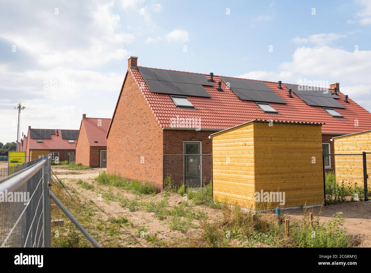 Baustelle mit Neubau von Häusern mit PV-Paneelen Und Solarenergie in den Niederlanden Stockfoto