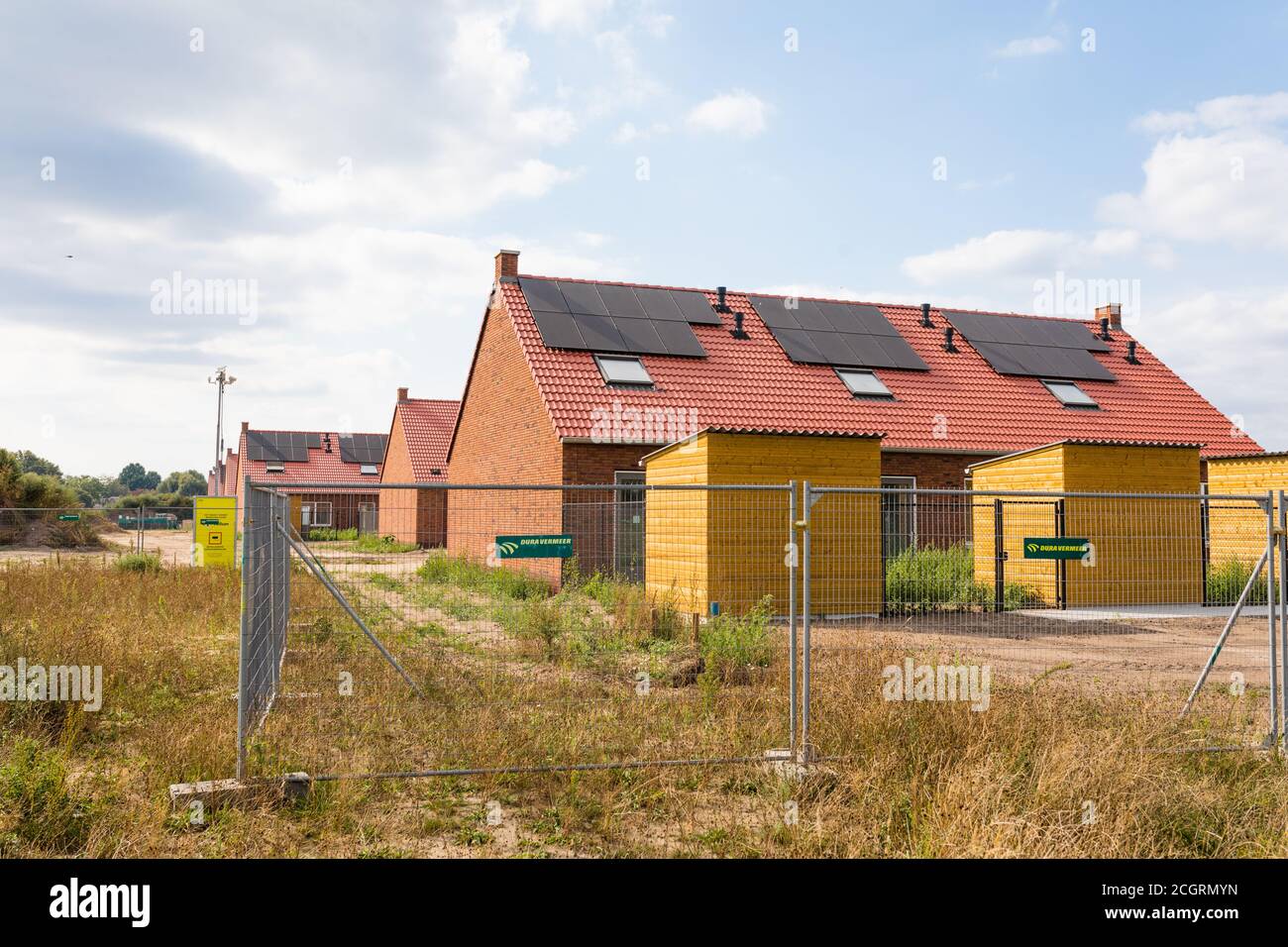 Baustelle mit Neubau von Häusern mit PV-Paneelen Und Solarenergie in den Niederlanden Stockfoto