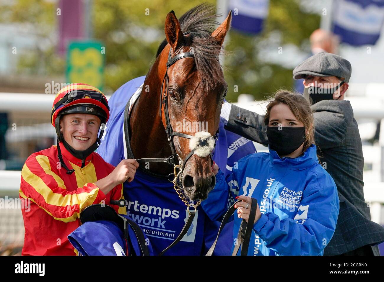 Galileo Chrome von Jockey Tom Marquand geritten feiert den Gewinn der Pertemps St Leger Stakes Rennen während des vierten Tages des William Hill St Leger Festival auf Doncaster Racecourse. Stockfoto