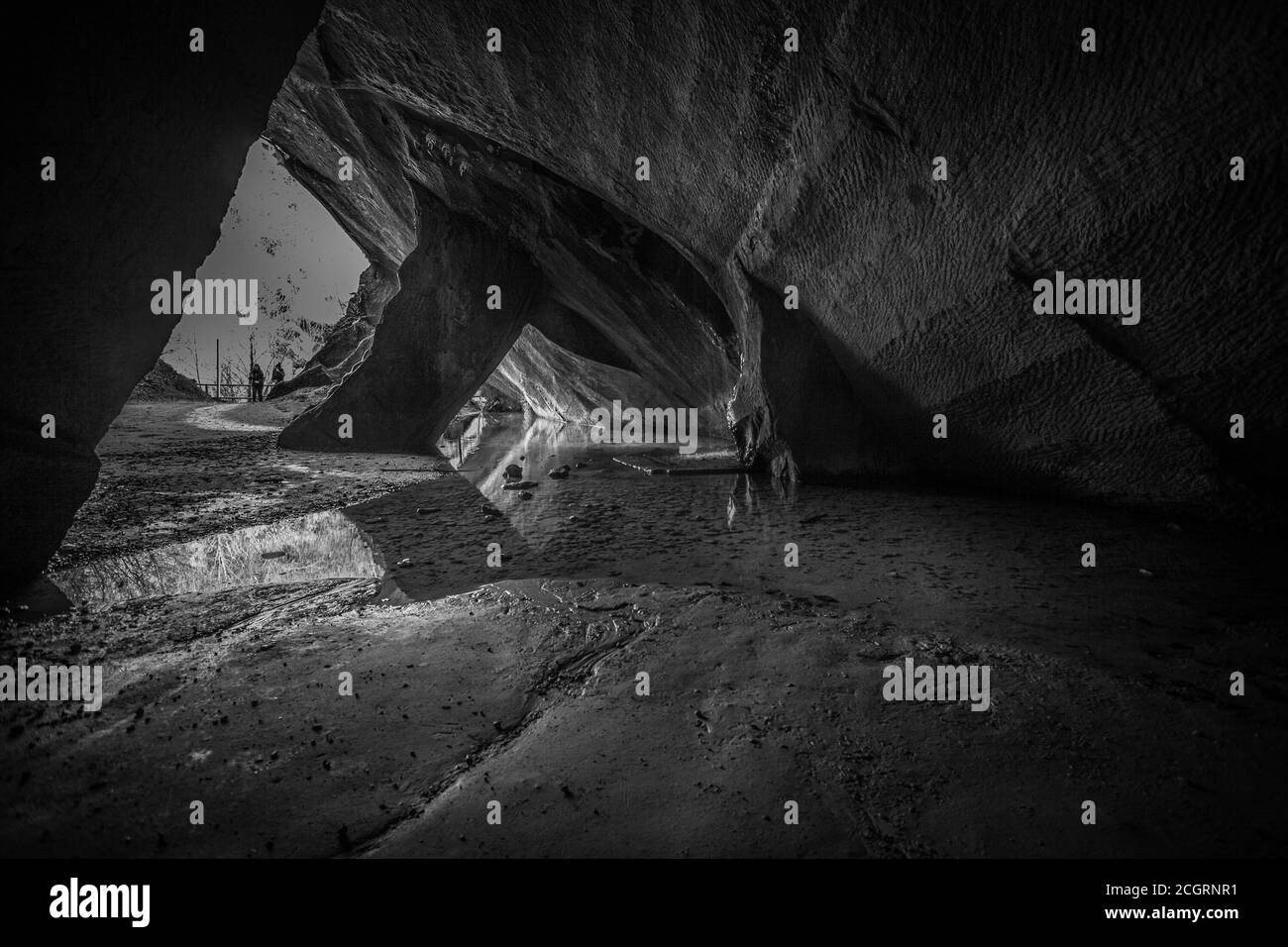 Schwarz-Weiß-Effekt von kristallinem Wasser in einem Gewölbe Höhle Stockfoto