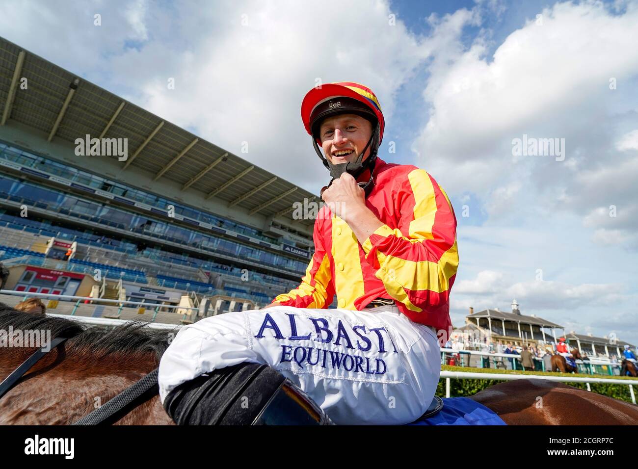 Jockey Tom Marquand feiert den Gewinn des Pertemps St Leger Stakes Rennens am vierten Tag des William Hill St Leger Festivals auf der Doncaster Racecourse. Stockfoto