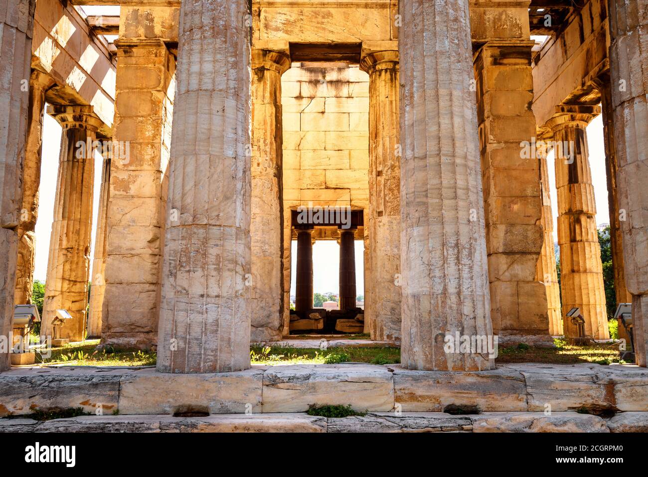 Tempel des Hephaestus Nahaufnahme im Sonnenlicht, Athen, Griechenland. Es ist berühmtes Wahrzeichen von Athen. Sonnige Vorderansicht des antiken griechischen Gebäudes in der alten Agora, r Stockfoto