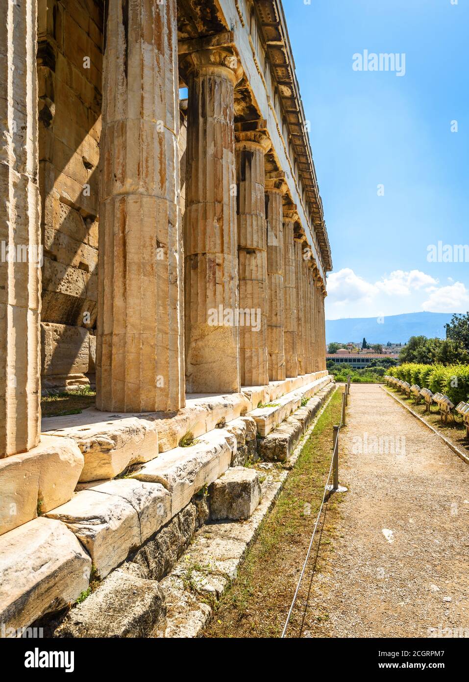 Tempel des Hephaestus im antiken Agora, Athen, Griechenland. Es ist berühmtes Wahrzeichen von Athen. Perspektivische Ansicht des klassischen griechischen Gebäudes an sonnigen Tagen, rem Stockfoto