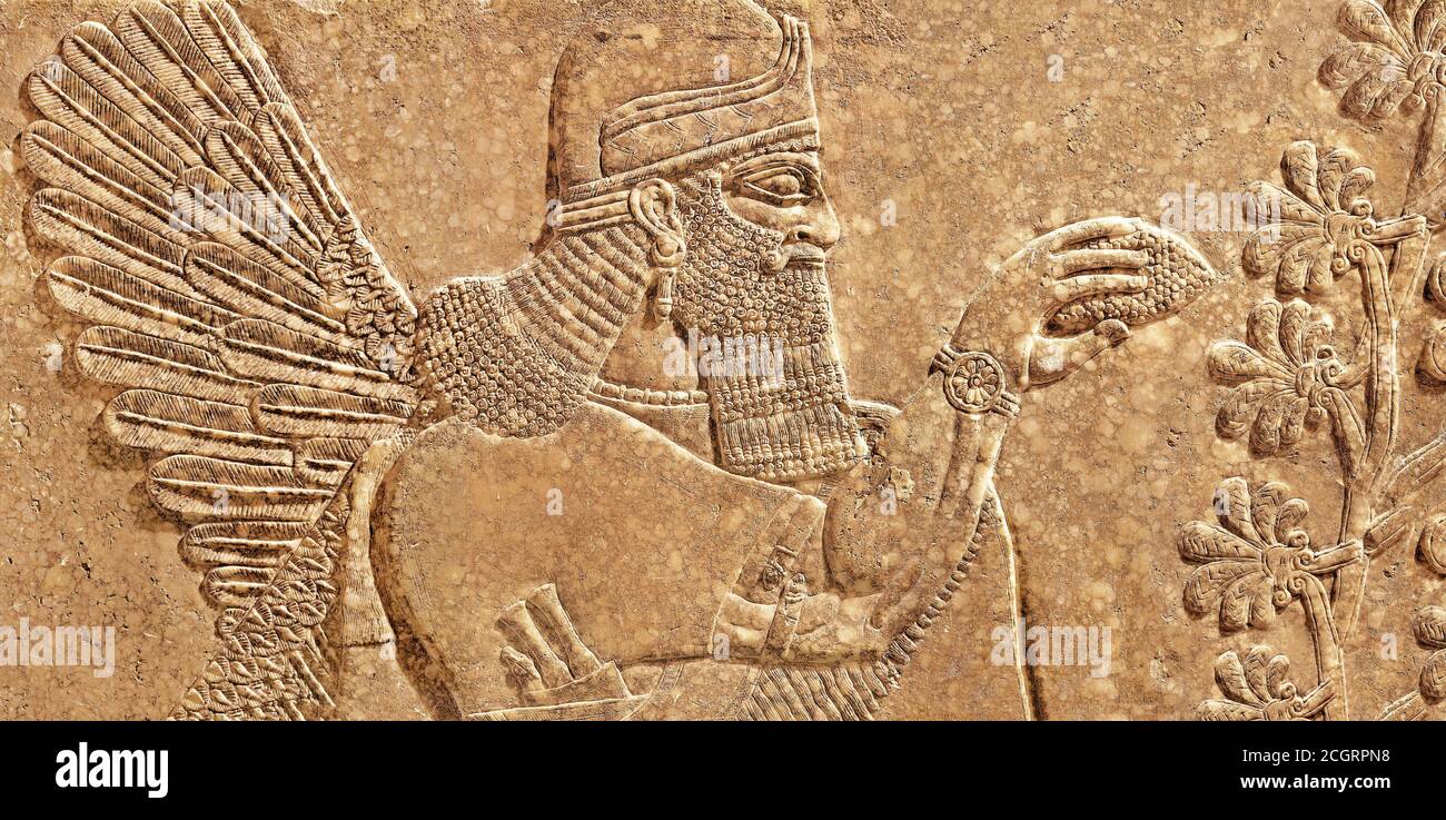 Assyrisches Wandrelief des geflügelten Genies, alte Schnitztafel aus dem Nahen Osten. Überreste der schönen Kunst der alten babylonischen und sumerischen Zivilisation in Meso Stockfoto