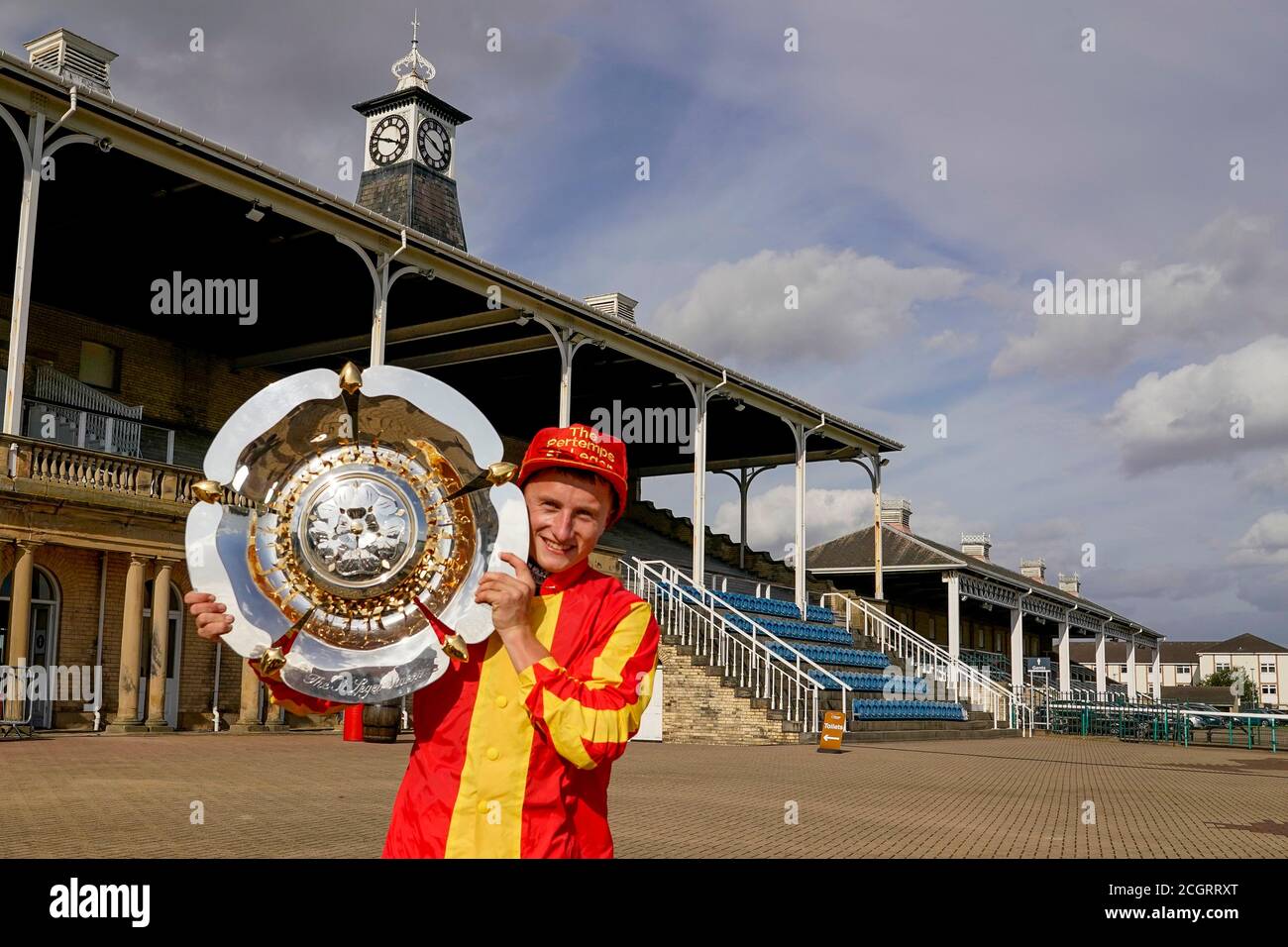 Jockey Tom Marquand feiert mit der Trophäe und Kappe nach dem Reiten Galileo Chrome, um die Pertemps St Leger Stakes während des vierten Tages des William Hill St Leger Festival auf Doncaster Racecourse zu gewinnen. Stockfoto
