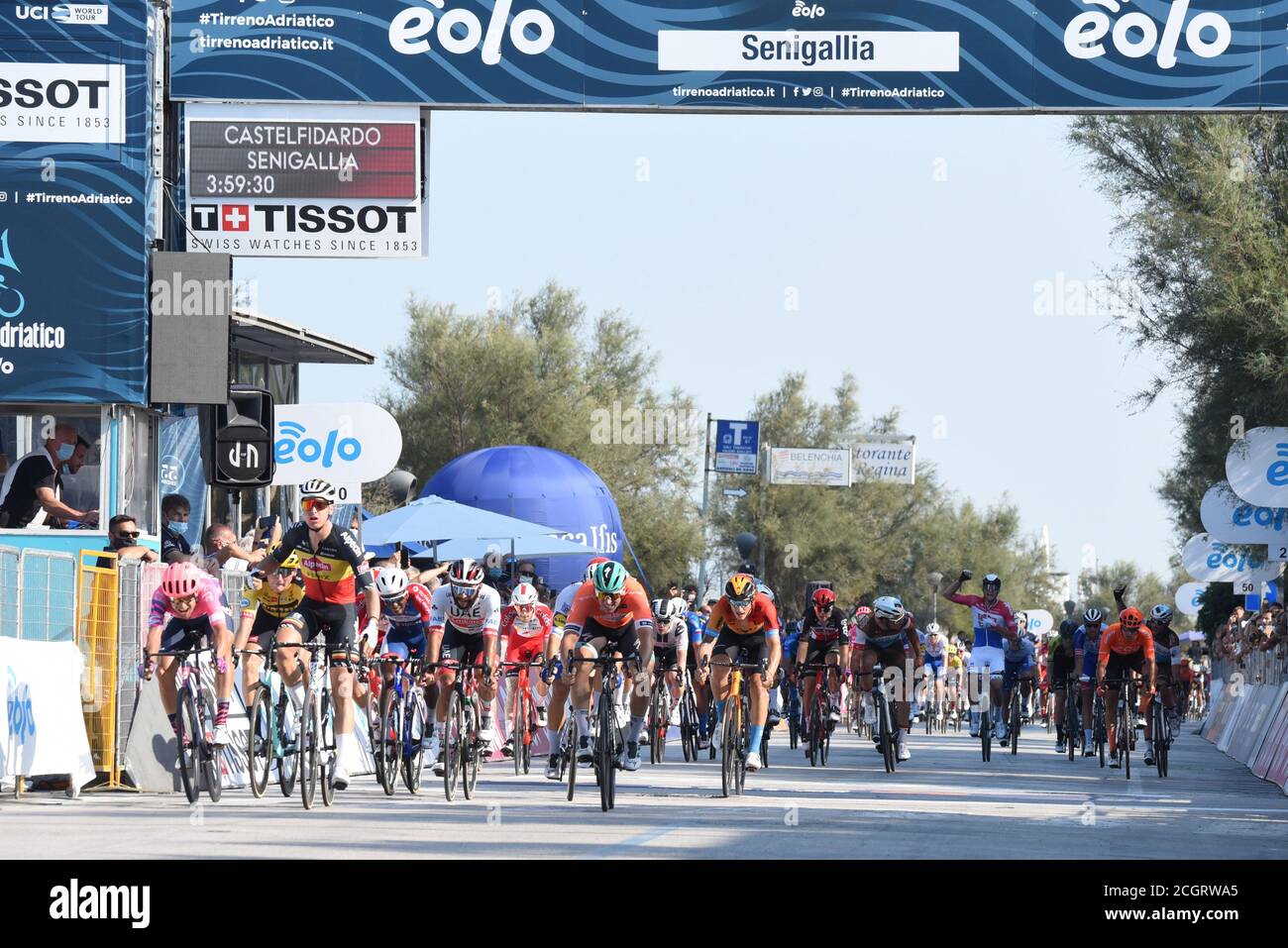 senigallia, Italien, 12 Sep 2020, Ziellinie mit dem Sieger Tim Merlier (Alpecin – Fenix) während 6^ Tappa Castelfidardo - Senigallia, Radfahren Tirreno Adriatico - Credit: LM/Roberto Bartomeoli/Alamy Live News Stockfoto