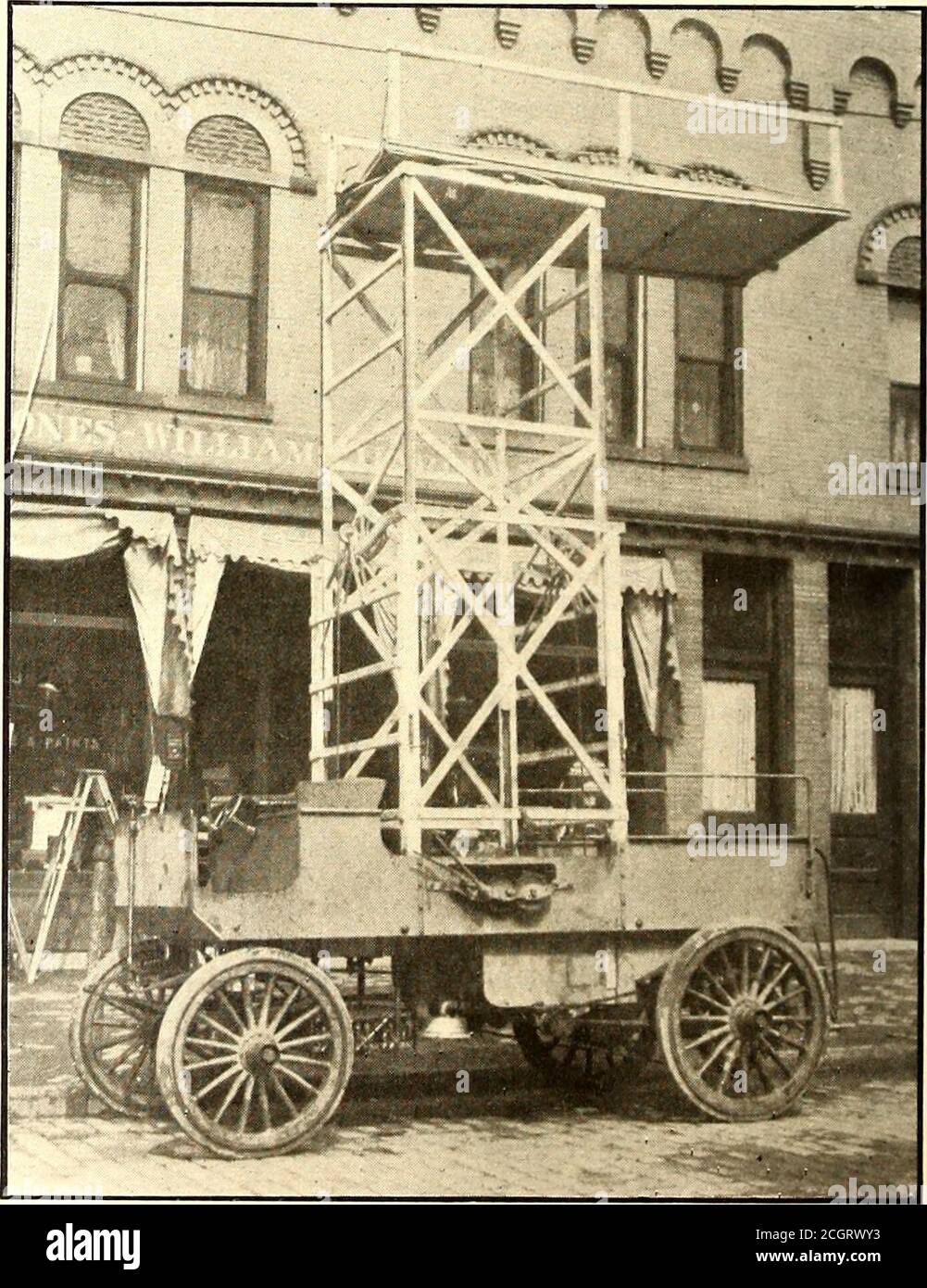 Die Straßenbahn Zeitschrift . Fahrwerk. Die Räder sind speziell konstruiert  und die Achsen sind aus massivem Stahlschmieden. Der Rahmen, auf dem Motor  und Getriebe montiert sind, ist aus Winkelstahl geschmiedet, warmgenietet